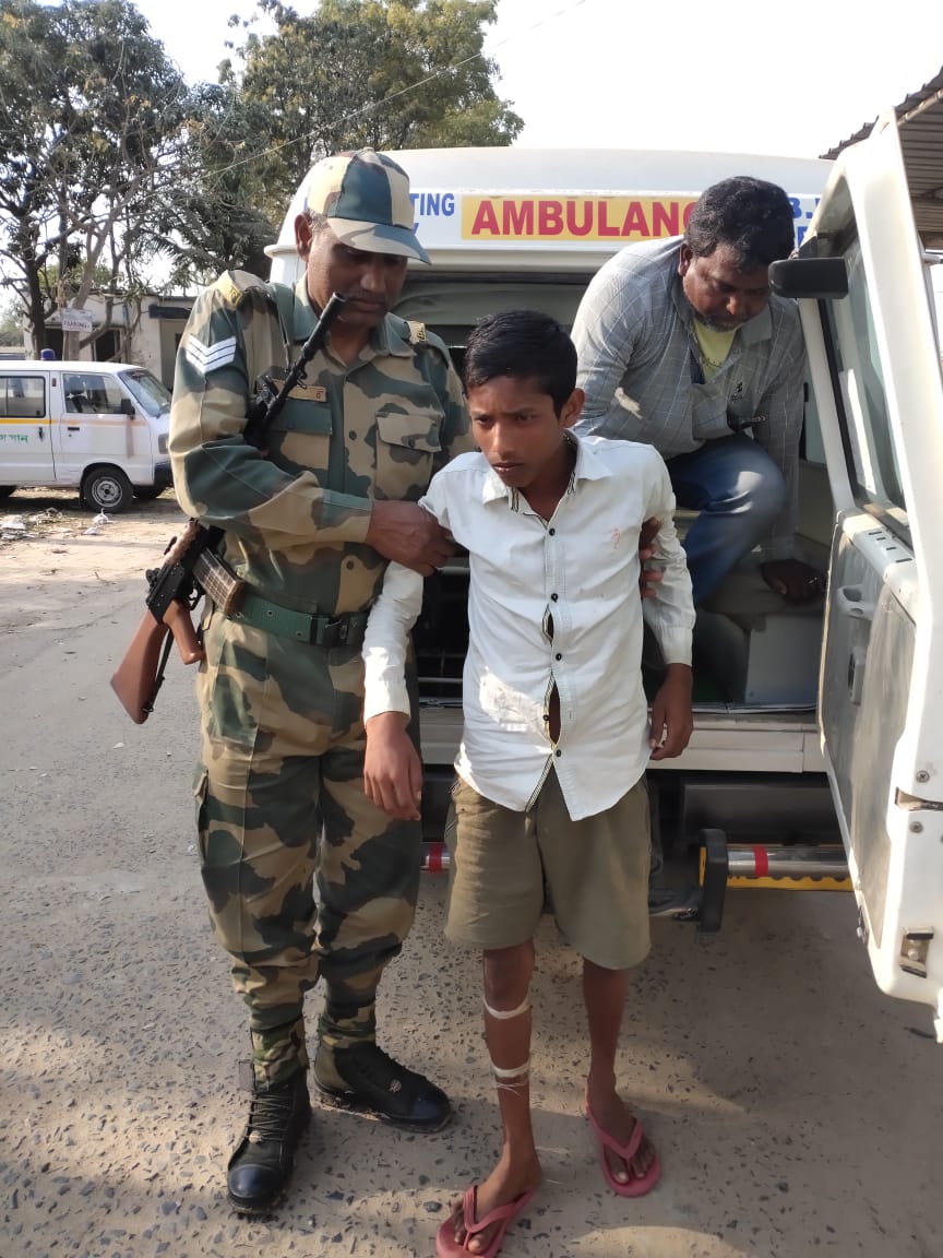 BSF_SOUTHBENGAL's tweet photo. 12 Feb 2023
#BSF once again demonstrated compassion by helping a 15-year-old child of boder Vill-Tilasan in Dist- Malda(WB),who had been bitten by a snake. He was given first aid by BSF nursing staff & evacuated via #BSF ambulance to the nearest hospital.
#HumantyFirst https://t.co/4jq5tgOedc
