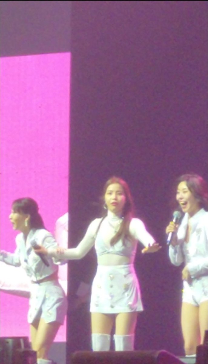 nabudeul's tweet photo. yongsun so surprised by filipino moos 🤣🤣🤣😭😭😭😭

#MAMAMOOinPH #MYCONinPH https://t.co/WUVLU8XHqA