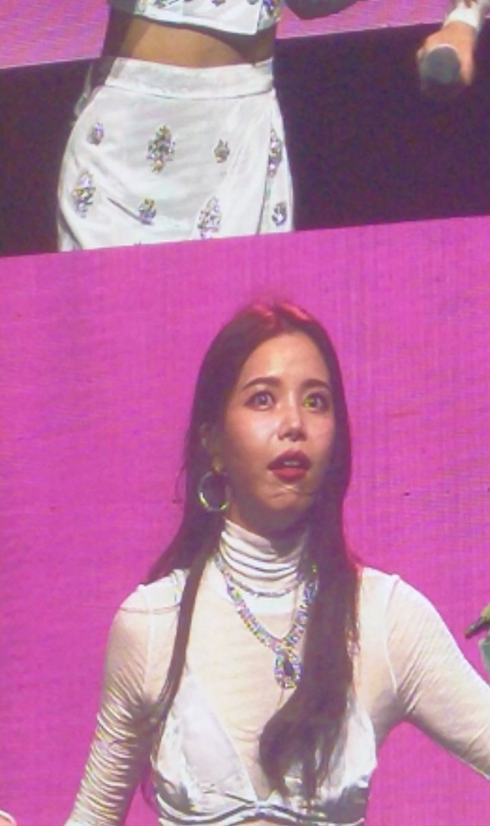 nabudeul's tweet photo. yongsun so surprised by filipino moos 🤣🤣🤣😭😭😭😭

#MAMAMOOinPH #MYCONinPH https://t.co/WUVLU8XHqA