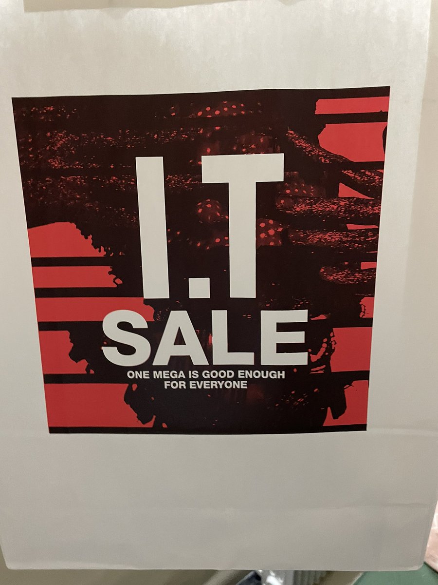 走断腿光了七八家唱片店
买了保养品
吃了好吃的日式牛肉饭
趁打折买了几件衣服
总的来说香港没白跑