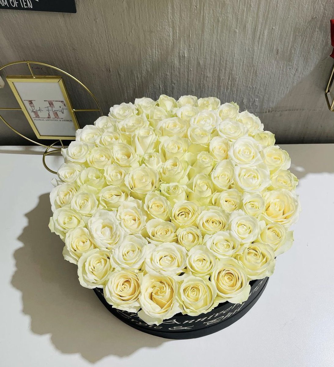 KlichyZa's tweet photo. We Giving one lucky winner a Red Roses medium box.
Like and Retweet using  #LediFloristBox https://t.co/3ahfGPuU0Q