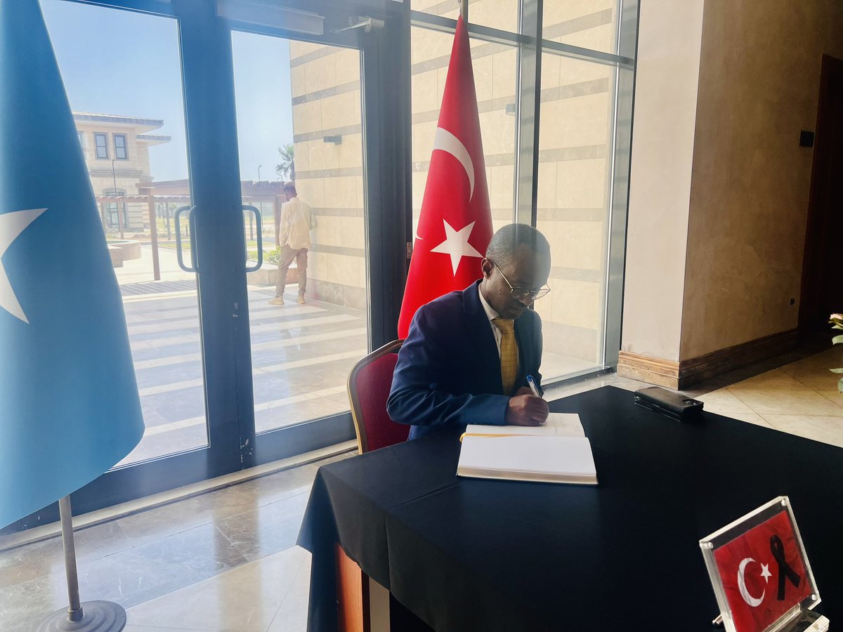 TheNationalCiv2's tweet photo. Gudoomiyaha Guddiga Qaranka  Mudane Xasan Abshirow oo ay wehliyaan xubno ka tirsan Guddiga ayaa maanta tagay safaaradda dalka aan walaalaha nahay ee @TurkishEmbassy in Mogadishu siay uga tacsiyeeyaan Dowladda iyo Shacabka Turkiga dadka ku dhintay musiibadda dhulgarirkii ka dhacy https://t.co/KoI1j9y0wL