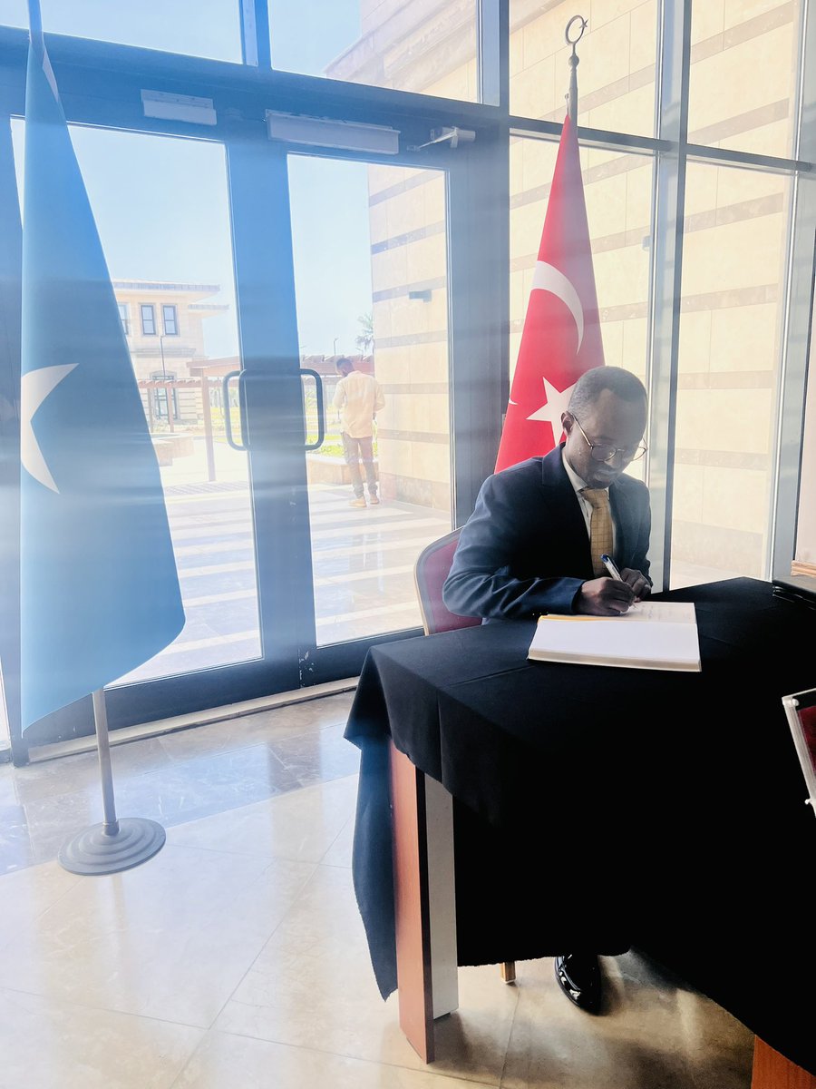 TheNationalCiv2's tweet photo. Gudoomiyaha Guddiga Qaranka  Mudane Xasan Abshirow oo ay wehliyaan xubno ka tirsan Guddiga ayaa maanta tagay safaaradda dalka aan walaalaha nahay ee @TurkishEmbassy in Mogadishu siay uga tacsiyeeyaan Dowladda iyo Shacabka Turkiga dadka ku dhintay musiibadda dhulgarirkii ka dhacy https://t.co/KoI1j9y0wL
