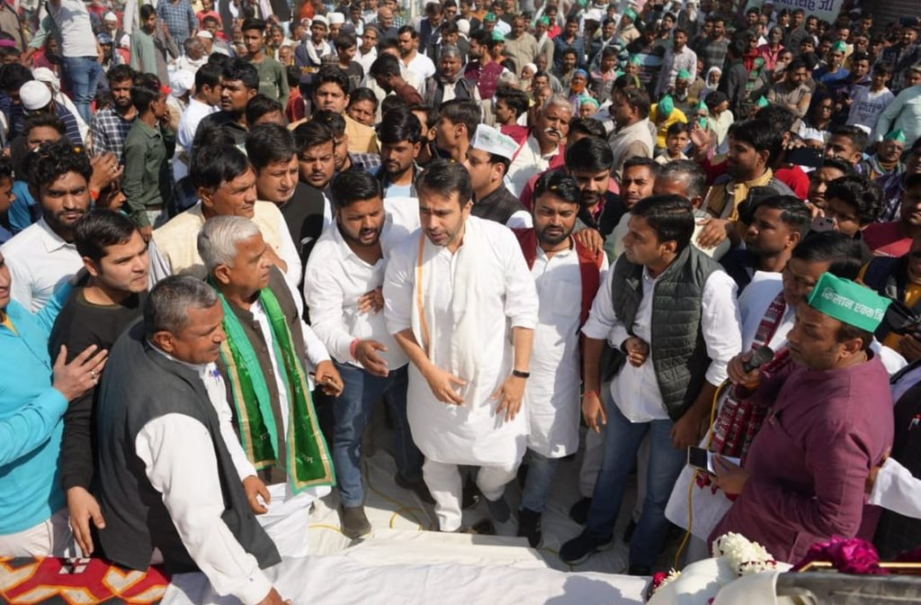 jayantrld's tweet image. चौधरी साहब को उनके प्रिय लोगों के बीच जाकर नमन किया।

#चौधरी_अजित_सिंह_जी_अमर_रहे @SamrastaAbhiyan