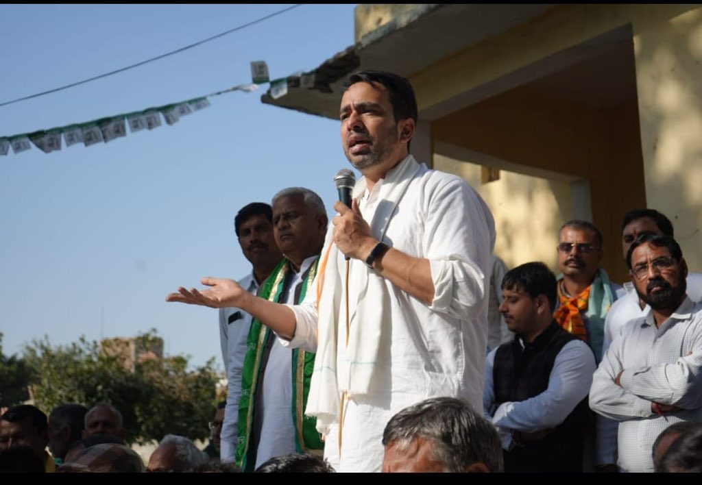 jayantrld's tweet image. चौधरी साहब को उनके प्रिय लोगों के बीच जाकर नमन किया।

#चौधरी_अजित_सिंह_जी_अमर_रहे @SamrastaAbhiyan