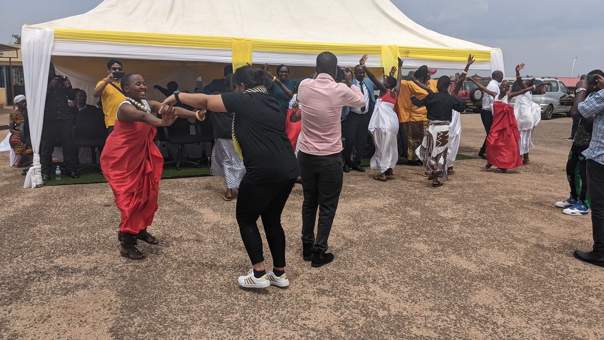 chu_butare's tweet photo. Kuri icyi cyumweru,taliki ya 12.02.2023 ubuyobozi, abakozi, abarwaza, abaturanyi ndetse n'inshuti za @chu_butare bifatanyije n'abarwayi kwizihiza umunsi mpuzamahanga wahariwe abarwayi. Ni umwanya mwiza wo kuzirikana ububabare umurwayi abana nabwo ariko no kumwizeza ko tumuri hafi https://t.co/IXiOaJDmzz