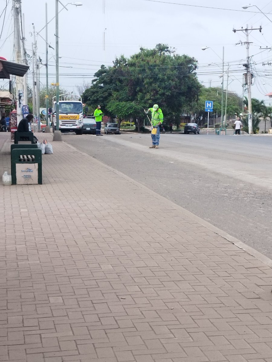 JavierPrinc's tweet photo. No terminan la carretera , ni el 50% de lo que prometieron , aún sufrimos por el polvo , pero para que vean que trabajan pintan, no es eso al final de la obra @LassoGuillermo @ObrasPublicasSV @PrefecturaSE https://t.co/G1ZSwvcRgw