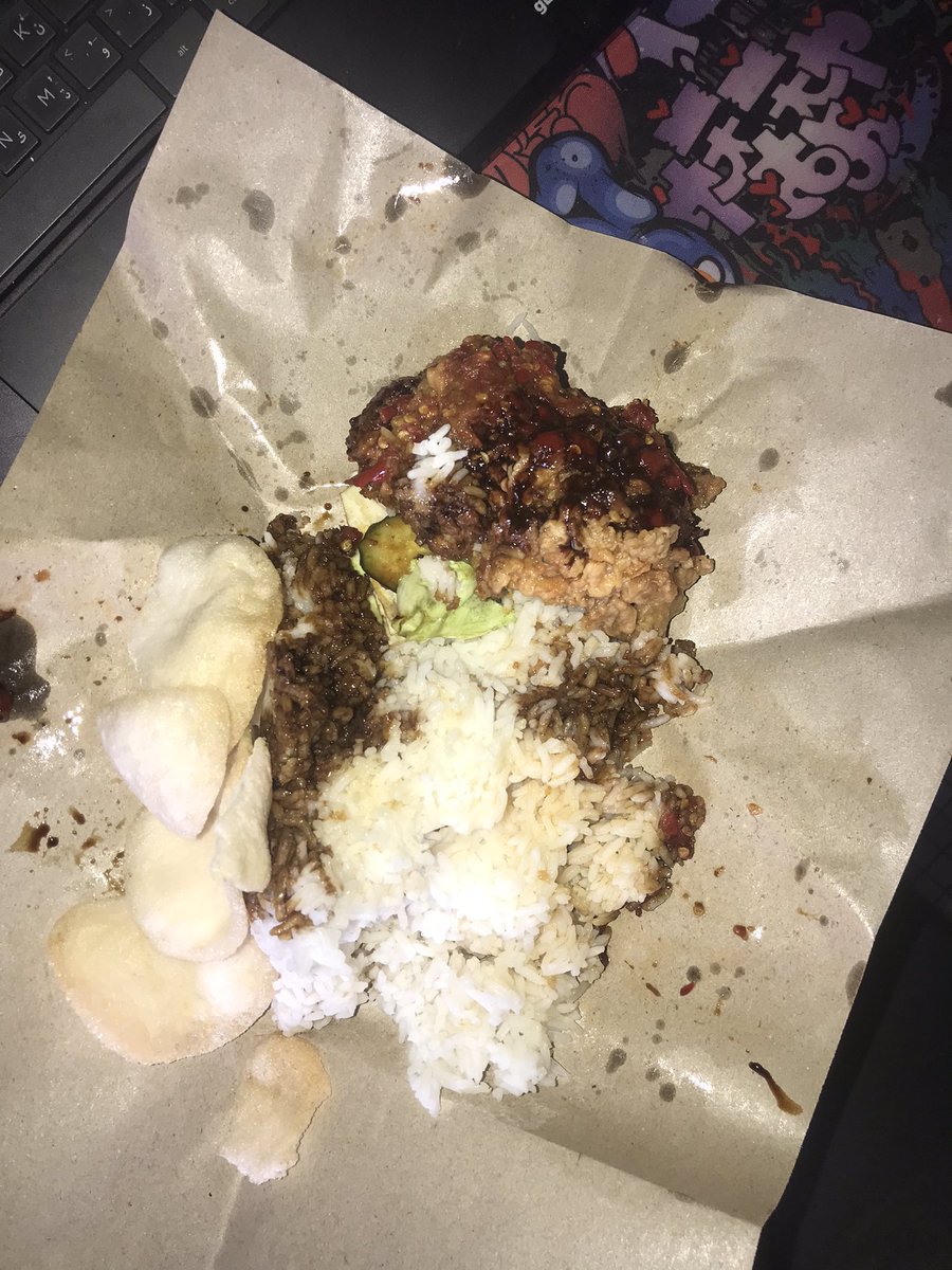Rafifatha_12's tweet photo. Udah lama pengen buat thread ayam geprek di uia dari yang kurang sampe yang paling enak (gasuka gepuk, soalnya sambel gaenak pake kacang).

1. Ayam geprek uthman &amp; bilal (yg bilal gaada fotonya) - 5/10

- uthman ayamnya terlalu kering, yang bilal kecil2
- sambelnya gw gasuka https://t.co/5Xt4ERXa6T