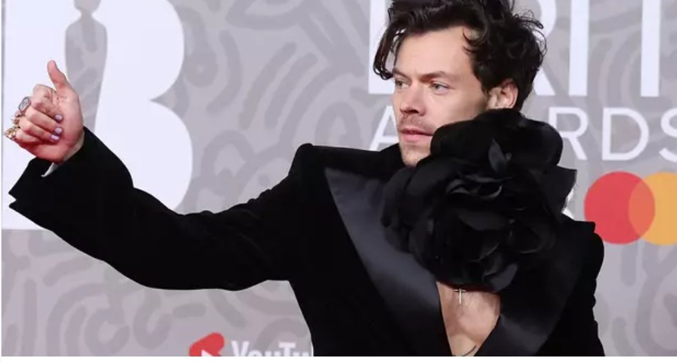 kouchanusui's tweet photo. #HarrStyles Sports An All Black Fit On The Brit Awards Red Carpet https://t.co/kGsxV3AX1P