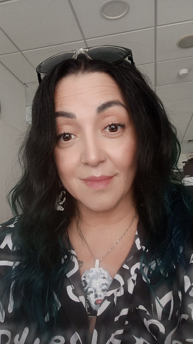 Tiempo que no pasaba por aquí..a veces hay tan odiosidad!el mundo está tan intolerante, nosotros lo estamos.Solo les dejo un abrazo lindo a todos, en especial a varias almas lindas que he conocido aquí, sin rostro, sin voz...son pura energía para mí