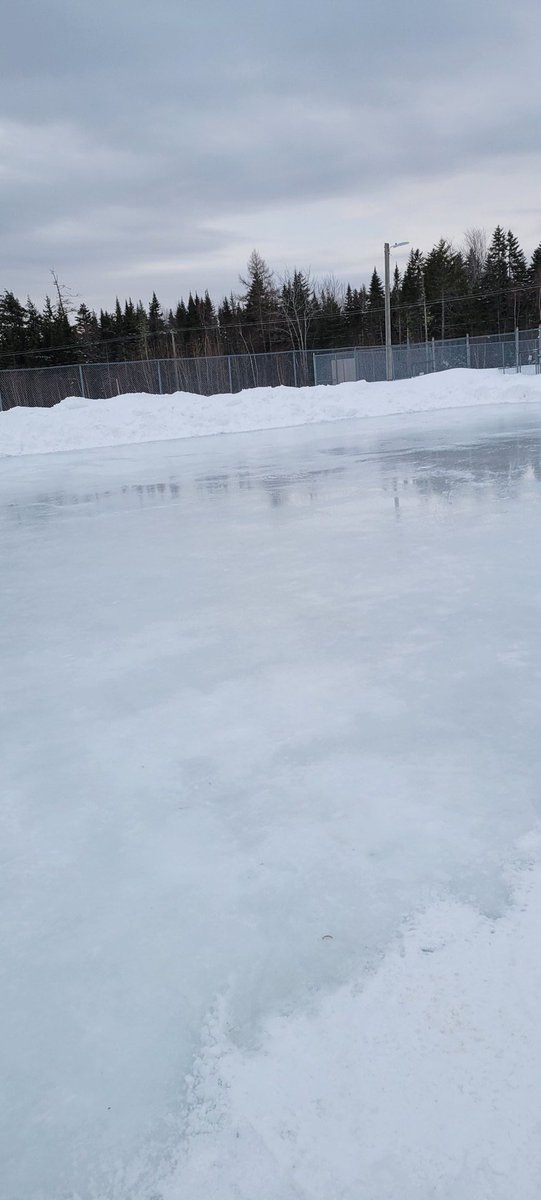 VLGNewMaryland's tweet photo. When you’re this dedicated and show up to flood when it’s still dark out so the rink is ready to enjoy for the day 🥰. Thank you Kirk!! #freshice - MS https://t.co/w2YFLl66MZ