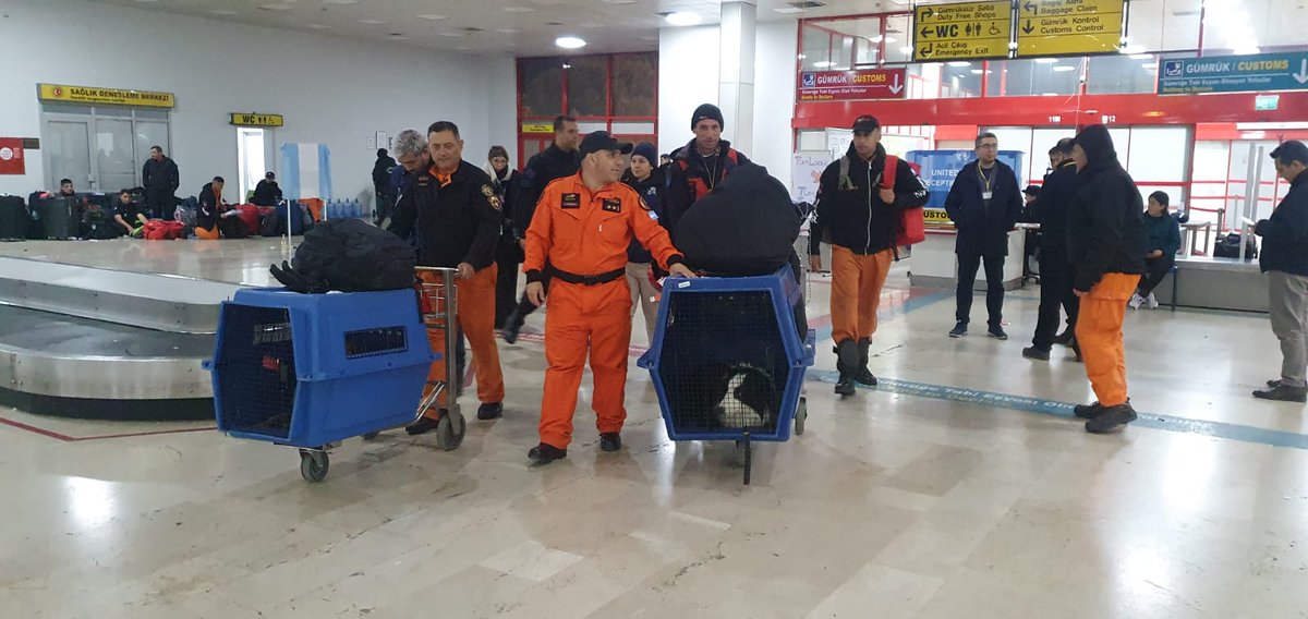 PFAOficial's tweet photo. 📸Más postales que nos llegan de #Turquía, dónde nuestros héroes de la #BrigadaUSAR colaboran con las dotaciones de rescatistas tras el terremoto. #VocaciónDeServicioPFA🇦🇷 https://t.co/YlY3gOj8lH