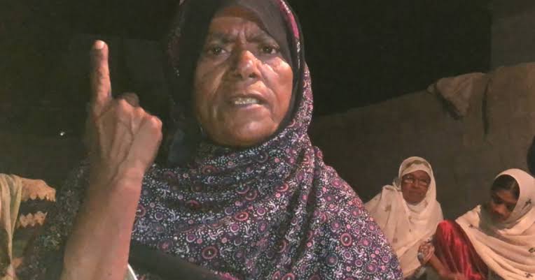 ڪارونجھر جبل کان وڌيڪ پختي ارادي جون مالڪ عورتون جيڪي ظلم ،  ڏاڍ ۽ نا انصافي خلاف  بغاوت ۽ انقلاب جي نشاني آھن 

گوادر تحريڪ جي سرواڻ ماسي زيني بلوچ ۽  سنڌ جون سورميون مائي جندو ۽ امام رباب