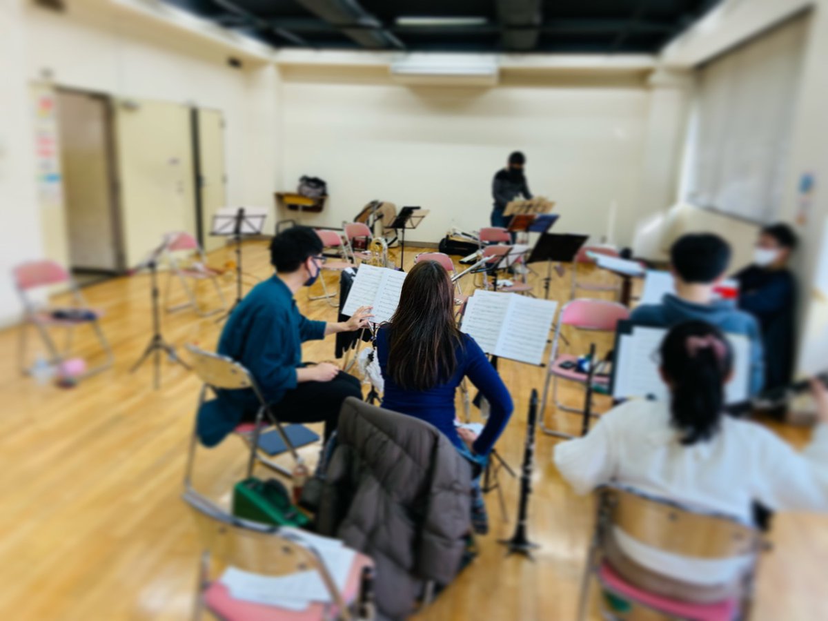 KranichWinds's tweet photo. 今日の練習はみっちり基礎練！基本に立ち返り、ハーモニーの作り方からやりました。そしてトランペットのいる合奏って、やっぱいい。華やかです…！！きてくれて本当にありがとう！！
#クラーニッヒウィンズ
#休憩時間は換気タイム
#クラリネットは譜読みタイム
#譜面が真っ黒 https://t.co/d46TEwugZk