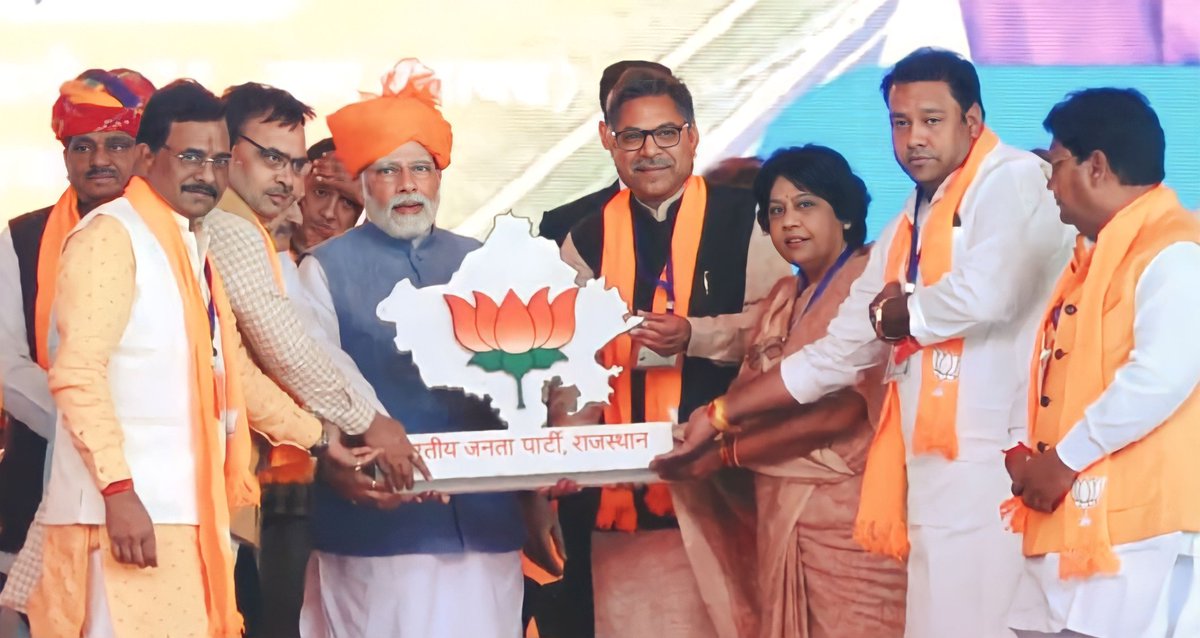JitendraM_Bassi's tweet photo. जय भाजपा, तय भाजपा , विजय भाजपा 
देश के प्रधानमंत्री आदरणीय श्री नरेंद्र मोदी जी ने दिल्ली-मुंबई एक्सप्रेसवे के सोहना से दौसा तक के प्रथम फेज का शुभारंभ किया !
इस दौरान विश्व के सबसे लोकप्रिय नेता के साथ मंच साझा करने व स्वागत सत्कार एवं भाषण देने का मौका मिला! https://t.co/4YkmLagpgN