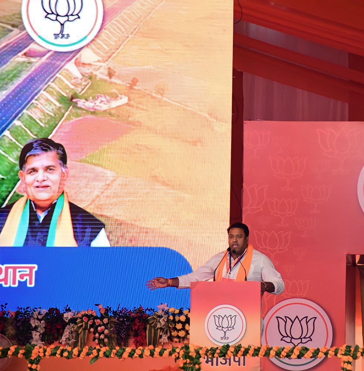 JitendraM_Bassi's tweet photo. जय भाजपा, तय भाजपा , विजय भाजपा 
देश के प्रधानमंत्री आदरणीय श्री नरेंद्र मोदी जी ने दिल्ली-मुंबई एक्सप्रेसवे के सोहना से दौसा तक के प्रथम फेज का शुभारंभ किया !
इस दौरान विश्व के सबसे लोकप्रिय नेता के साथ मंच साझा करने व स्वागत सत्कार एवं भाषण देने का मौका मिला! https://t.co/4YkmLagpgN