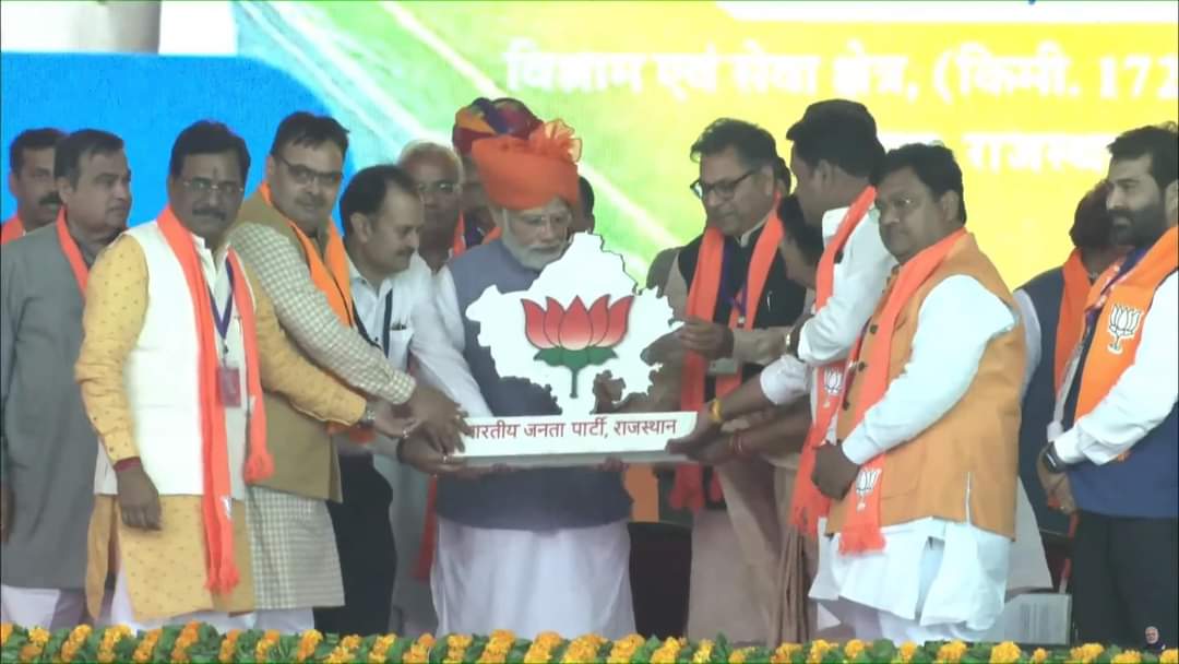 JitendraM_Bassi's tweet photo. जय भाजपा, तय भाजपा , विजय भाजपा 
देश के प्रधानमंत्री आदरणीय श्री नरेंद्र मोदी जी ने दिल्ली-मुंबई एक्सप्रेसवे के सोहना से दौसा तक के प्रथम फेज का शुभारंभ किया !
इस दौरान विश्व के सबसे लोकप्रिय नेता के साथ मंच साझा करने व स्वागत सत्कार एवं भाषण देने का मौका मिला! https://t.co/4YkmLagpgN