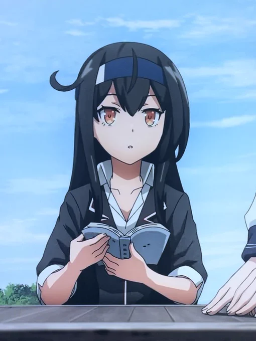 初霜ちゃんが真剣に読んでた本、海難救助(?)って書いてあるの尊すぎません…? 