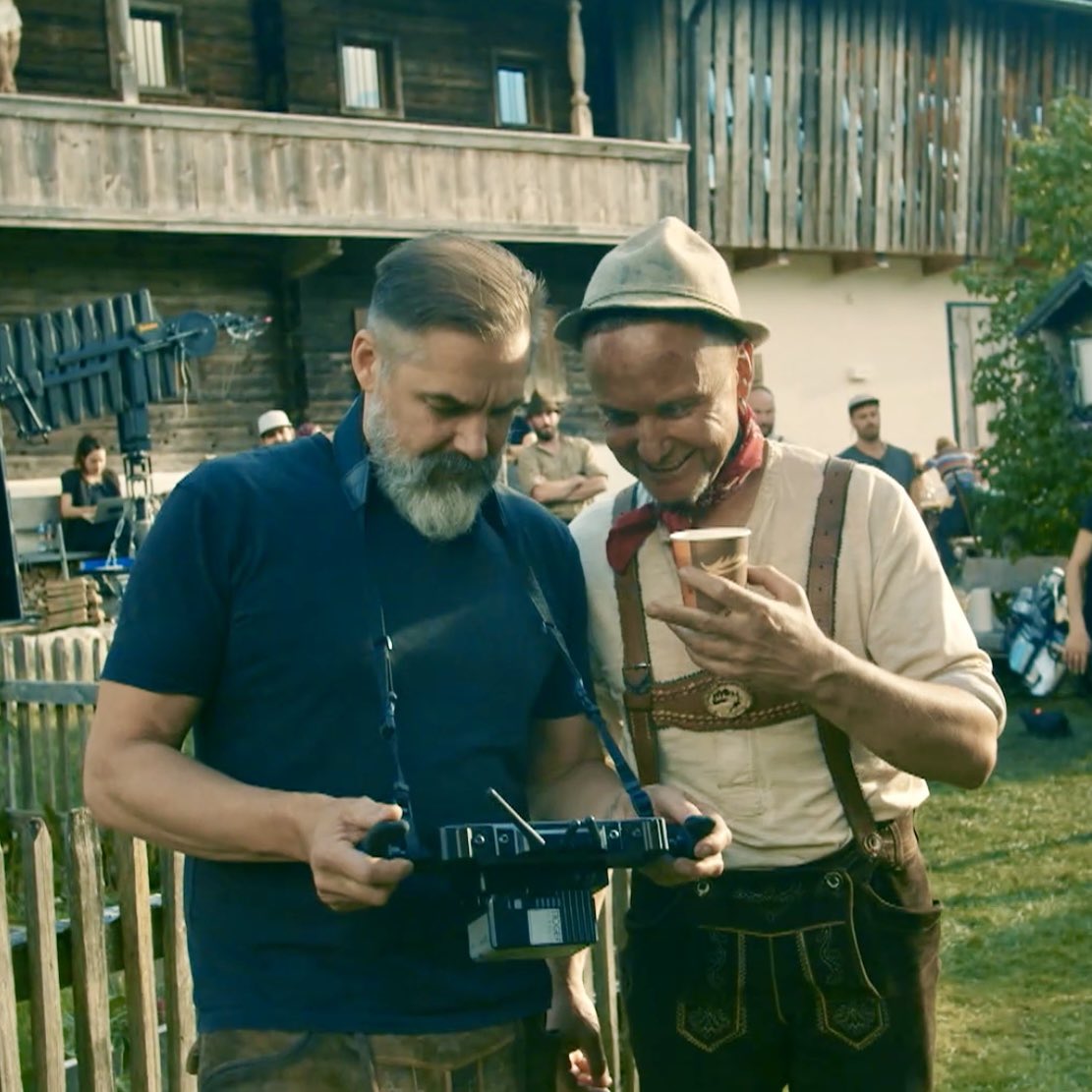rammsteinworld's tweet photo. 🇫🇷 Reportage « Pourquoi Rammstein est-il si controversé ? » avec un extrait du making of de « Dicke Ditten » https://t.co/iIqIurIerz

🇬🇧 Video "Why is Rammstein so controversial?" with an excerpt from the making of "Dicke Ditten" https://t.co/onoGOUMvhZ https://t.co/B4XdiH9xaf