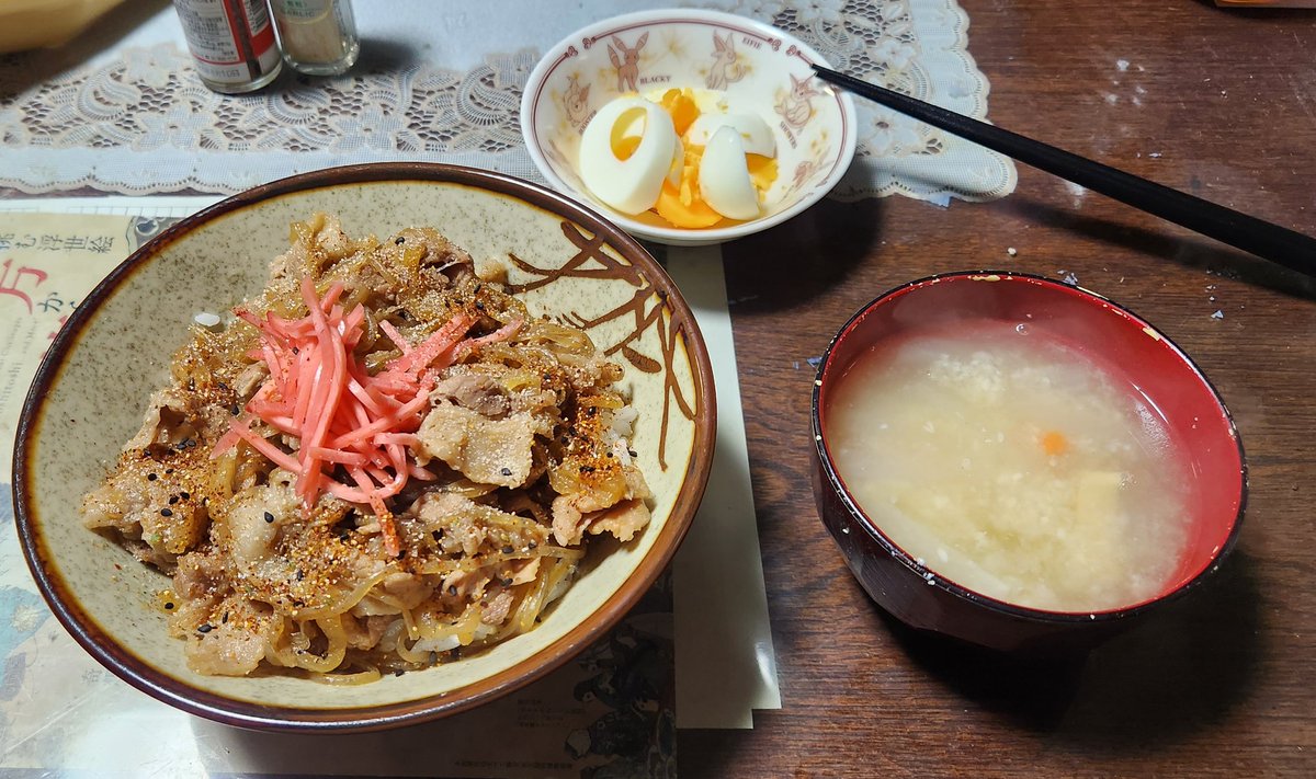 taketake070707's tweet photo. 飯テロの時間だヨー🍚

本日の夕食🌃🍴
豚丼🐖&amp;粕汁

今晩のメニューは豚丼にしました❗
家の人達牛丼があまり好きではなく、豚丼のほうが良いと言われますので😃
安くすんで助かりますｗｗｗ

後、温泉卵作ろうとして見事に失敗…茹で卵になりました⤵️

味付けはしっかり煮たのでGOODでした👍️ https://t.co/M3eOuzd0jV