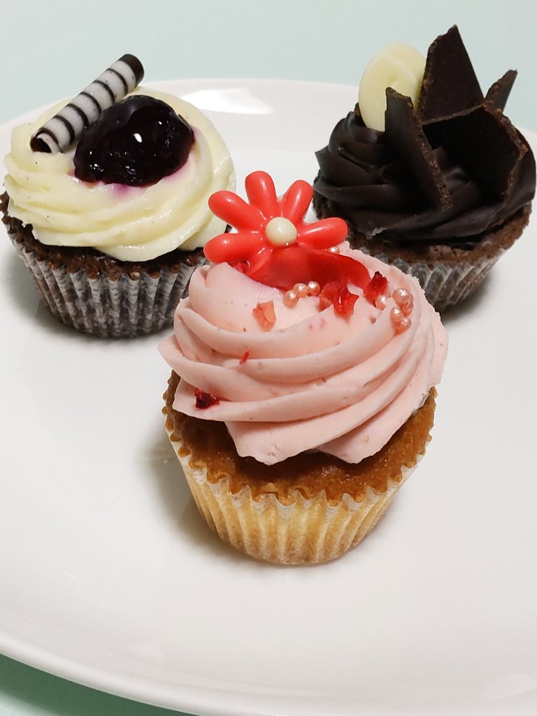 orokana_hotaru's tweet photo. かわいいあまいおいしい。
#ローラズカップケーキ
#lolascupcake https://t.co/Ibpnws88xt