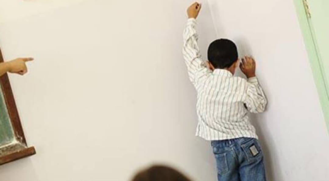 AhmedKhabeer_'s tweet image. 7-Year-old Ayaz Akhtar, a student of DPSl in Rasra town of Ballia District in Uttar Pradesh, was made to stand with both hands raised in his classroom for four hours on January 27 for not paying school fees.