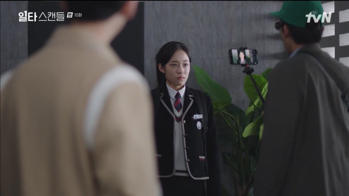 alfsaery's tweet photo. the public and choi chiyeol finally found out that haengseon is single!
“actually, my mom isn’t my real mom, she’s my aunt. so it’s not a scandal, it’s a romance instead.”

#CrashCourseInRomance 
#CrashCourseInRomanceEp10 https://t.co/Y8gs50Bbb1