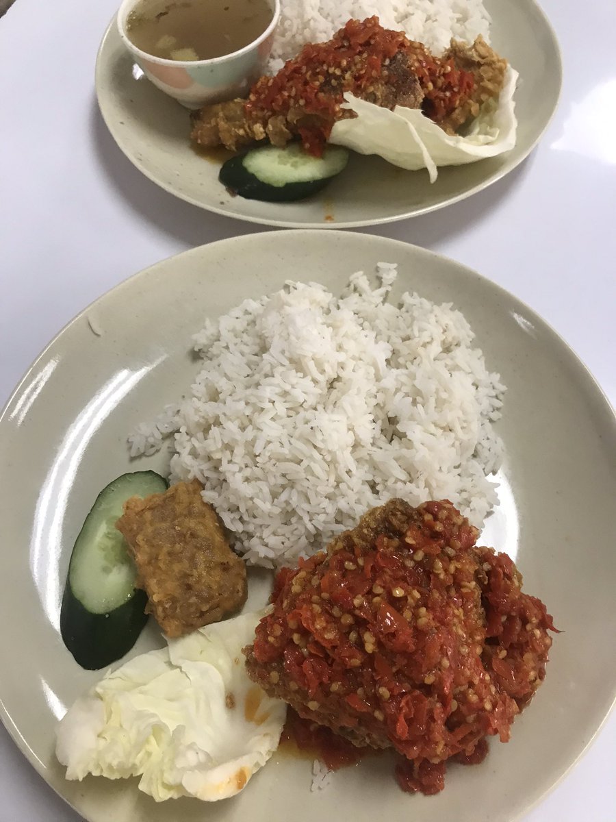 Rafifatha_12's tweet photo. 4. Ayam Geprek Halimah - 9/10

- ayamnya digoreng 2x jadi garinya tuh mantap trus makan pas panas2
- sambelnya enak dan pas, cuma kurang buat yang mau cari pedes
- sop nya enak n seger pol, sayang gw gasuka sop (klo ada rating sop di uia, ini nomer 1)
- nasinya porsi kuli https://t.co/9spHocADue