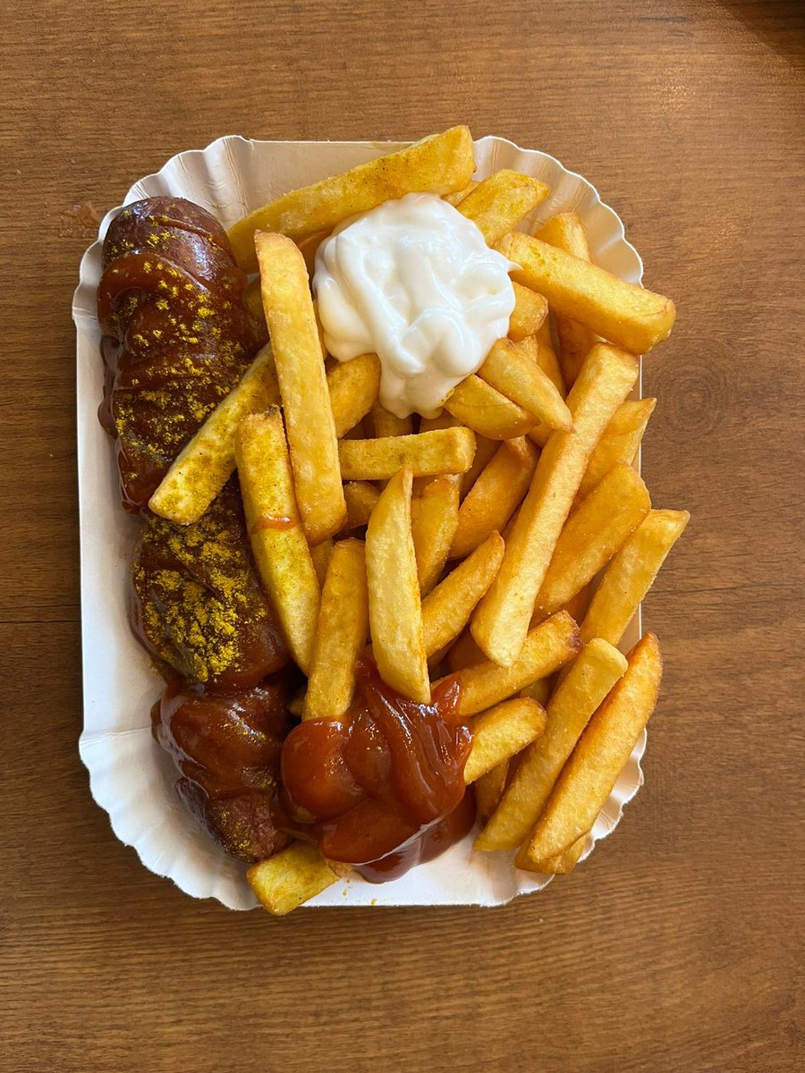 ShirleyParkLIFE's tweet photo. #oaspberlin currywurst & pommes https://t.co/KxYmFFEyAU