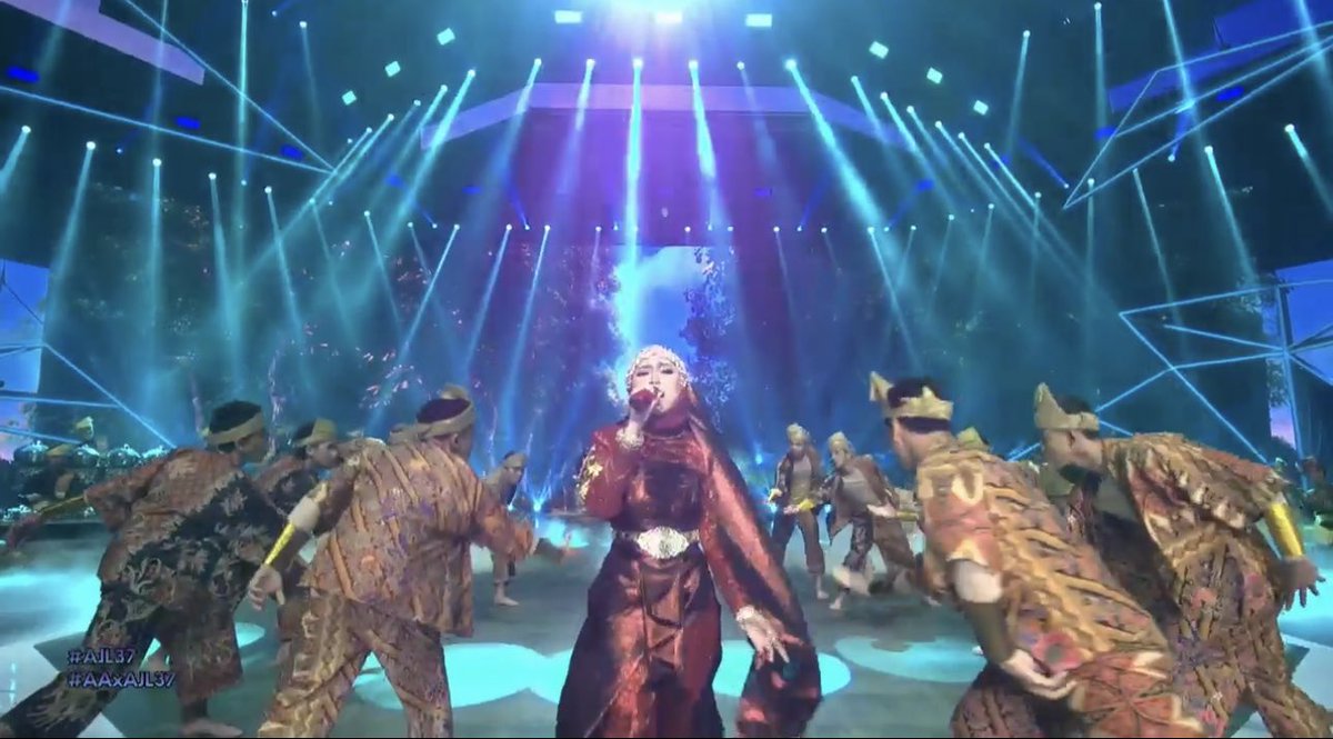 Bell_Dakao69's tweet photo. Ada vibe2 Kak Ani gtew uols… okepla dh lama x tgk performance cenggini… ala2 penuh stage kan… 

#SeaBell 
#AJL37
#AAxAJL37 https://t.co/TiWiw3IEmA