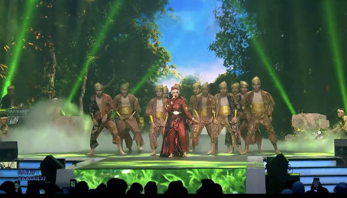 Bell_Dakao69's tweet photo. Ada vibe2 Kak Ani gtew uols… okepla dh lama x tgk performance cenggini… ala2 penuh stage kan… 

#SeaBell 
#AJL37
#AAxAJL37 https://t.co/TiWiw3IEmA