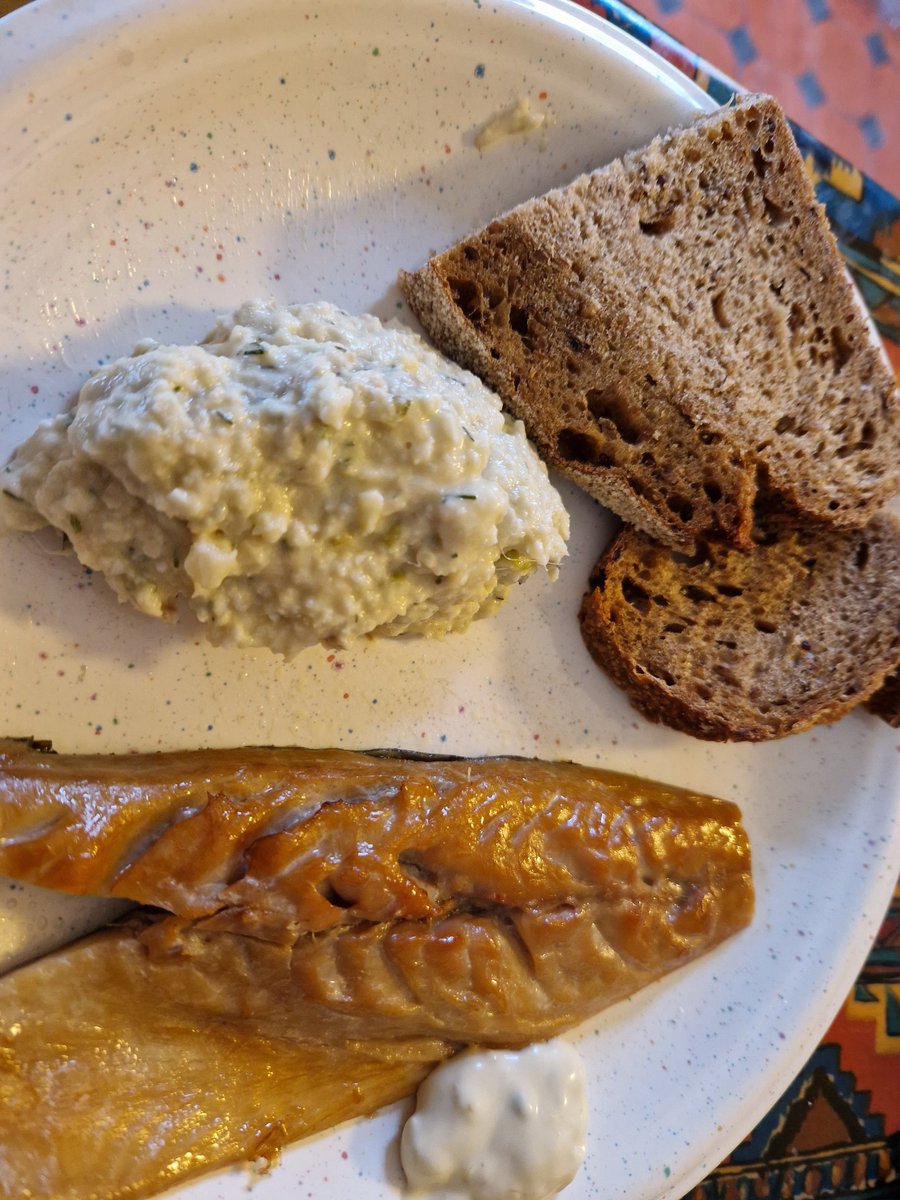 Saturday lunch Penhriw Farm lamb &amp; mint oggie; ham hock,stuffing,apple(shared w/ <a href="/Megfdavies/">@megfdavies.bsky.social 💙🎵🍻🏏</a>) spiced pickled onion, spiced carrot &amp; garlic chutney <a href="/innercitypickle/">Eira</a> Beaufort Blue <a href="/tycaws/">Tŷ Caws</a> via <a href="/cdffarmersmkts/">Cardiff Farmers Markets</a> Sunday lunch chopped herring Arbroath mackerel smokie(M&amp;S) beer sourdough