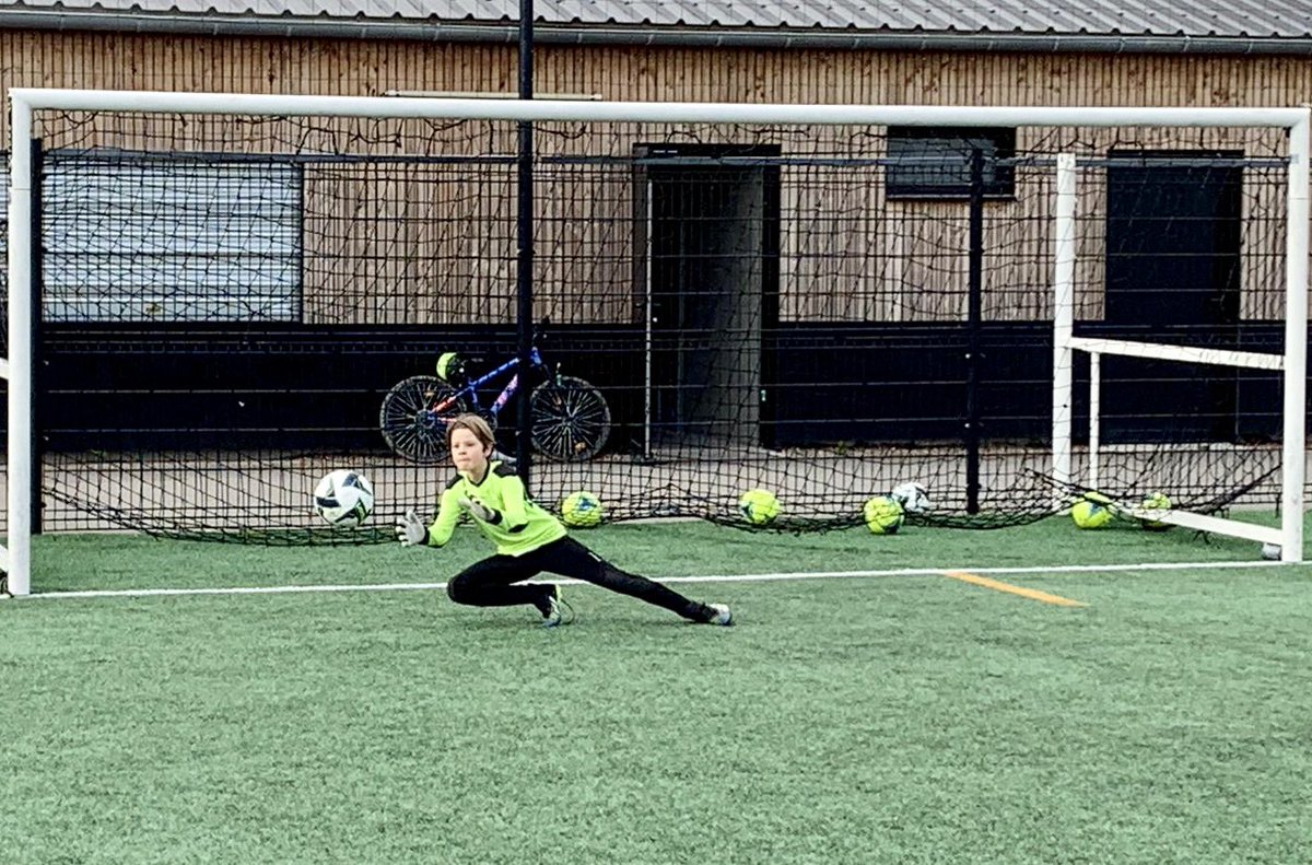 RoazhonA's tweet image. Dernière séance avant les vacances avec 11 GdB et le 🌞 !!

#rga #roazhongoalacademy #gardien #gardiendebut #keeper #keepertraining #goalkeeper #goalkeepertraining #jesuisgoal #uhlsport #sport2000
@uhlsportfr @Sport2000Bain