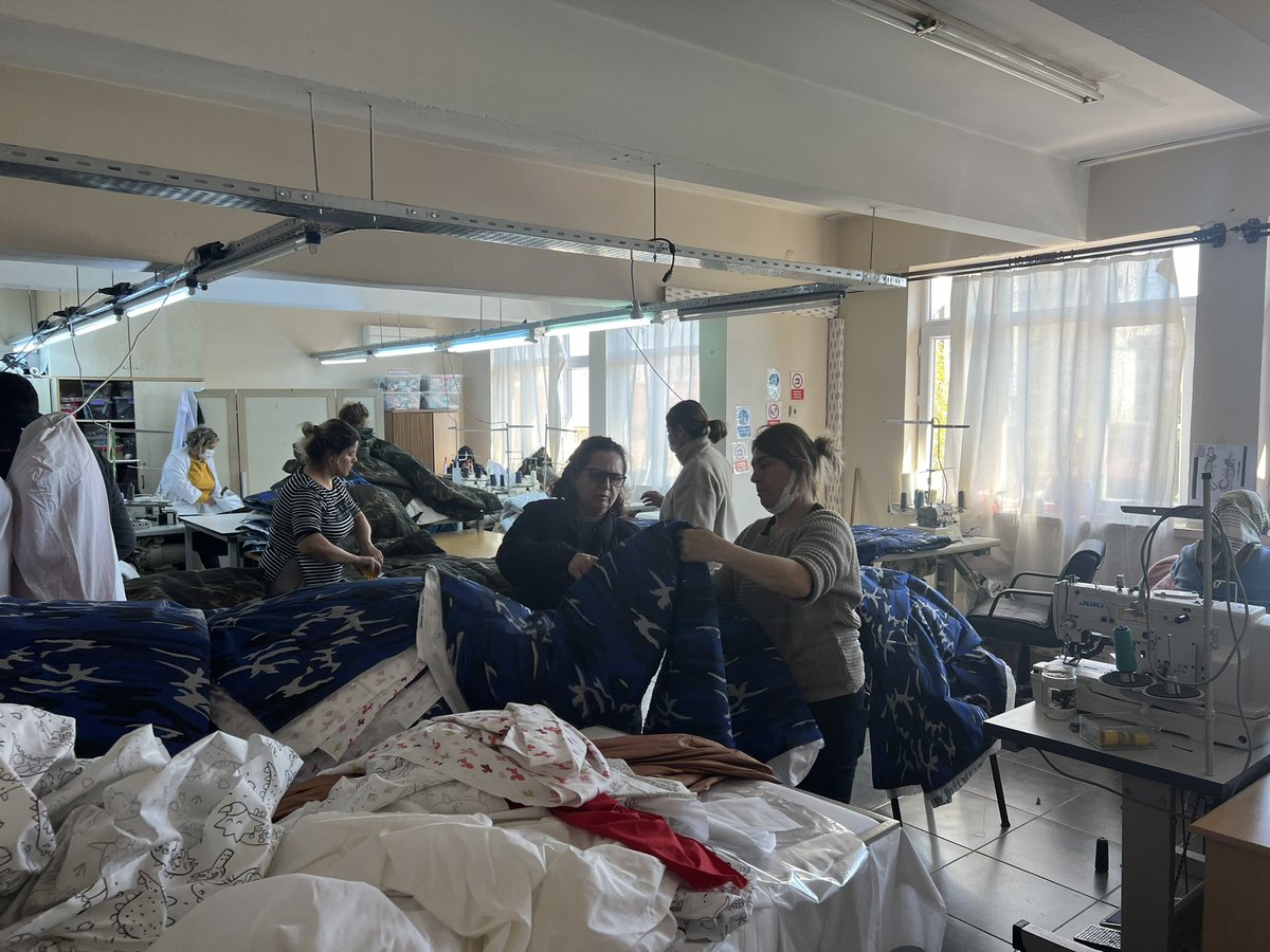 Mersin Hayat Boyu Ailesi olarak depremzede vatandaşlarımız için binlerce battaniye ve kıyafetten sonra 
UYKU TULUMU üretimine de başladık.
Türkiye Tek Yürek🇹🇷
<a href="/prof_mahmutozer/">Mahmut Özer</a> <a href="/ahpehlivan53/">Ali Hamza Pehlivan</a>