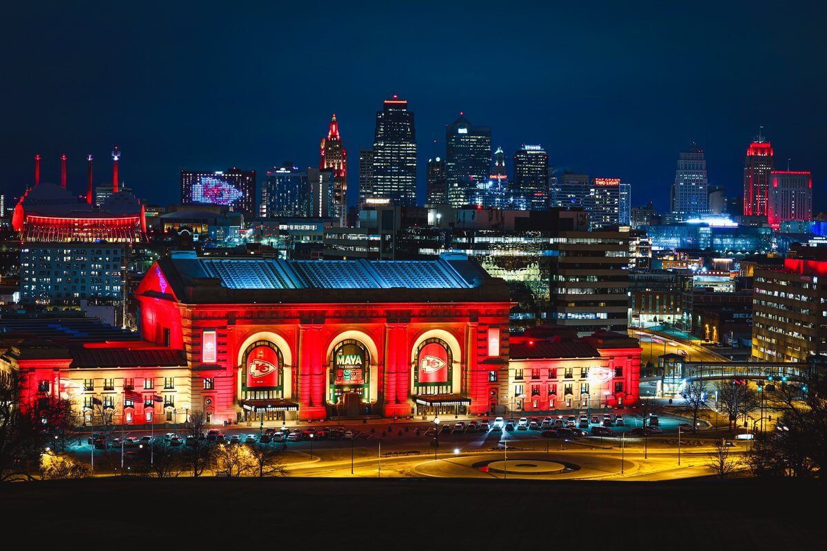 MBTS's tweet photo. ✨GIVEAWAY ✨Day 12 of #Chiefsmas is HERE 🏈

Enter to win a KC Getaway:
✈️ Airfare
🏨 2 nights at hotel
🎶 2 tickets to @gettymusic
🍖 Gift card to@Q39KC 

🚨RT = 1 entry
🚨Request info = 10 entries
🚨APPLY with CHIEFS code= 20 entries

#ChiefsKingdom
🔗: https://t.co/22dTBInqTN https://t.co/VvaFDEKqL4