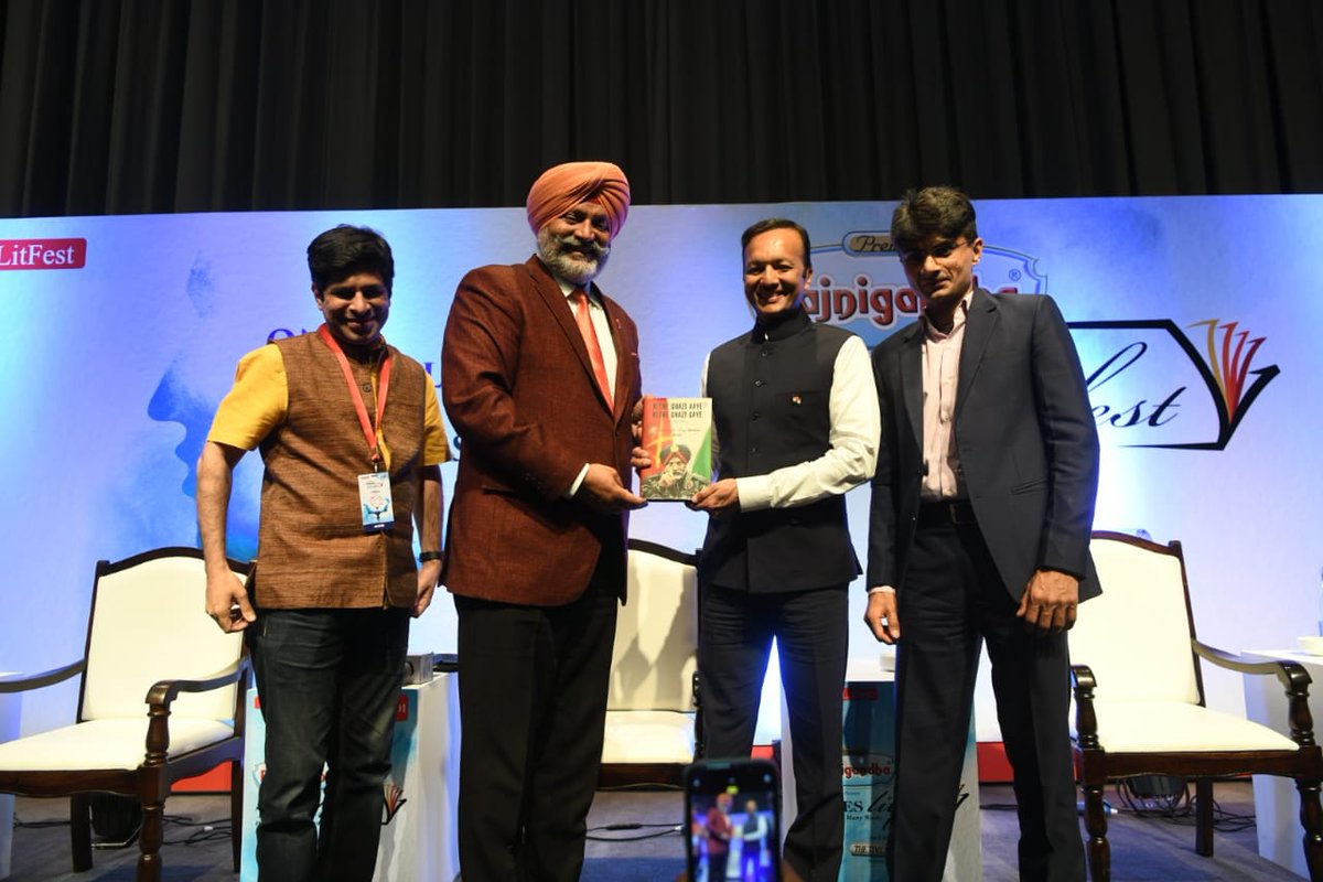 Upholders of the Indian flag - #NaveenJindal Lt. Gen. Kanwal Jeet Singh Dhillon, Suhas LY and #VaibhavPurandare at the #TimesLitFest 

Photo: Manoj Kesharwani