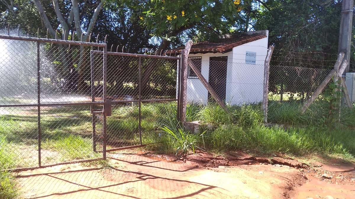 milkoinsfran's tweet photo. Impresionante pérdida de agua en el pozo nº 5 en San Isidro, Lambaré. Nadie atiende en @EssapSA  #pérdidadeagua #sanisidrolambare #essap #essapnoatiende. Calle 6 de enero entre 23 de julio y fin de calle. San Isidro, Lambaré. https://t.co/4cZl57WXeq