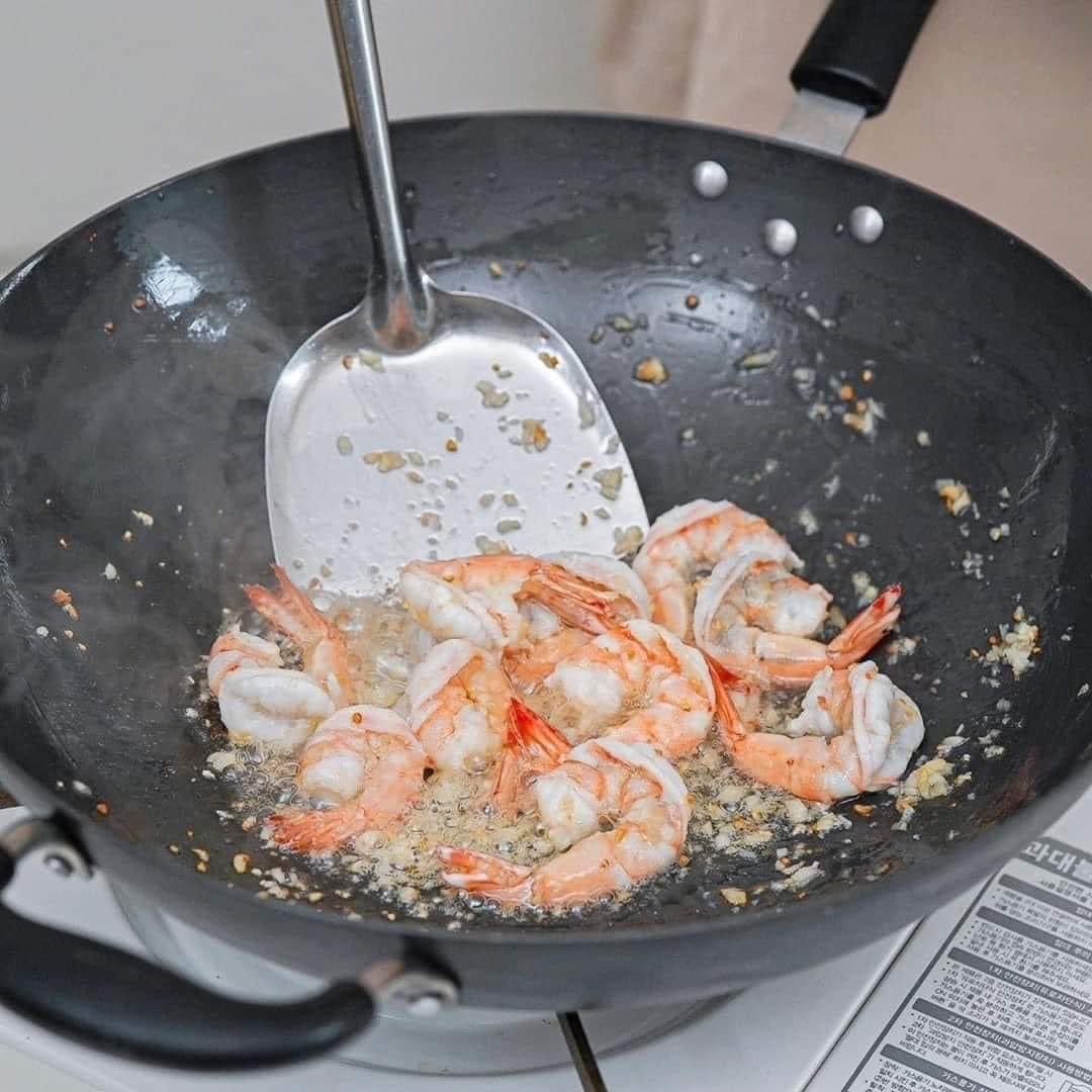 MalayFoodHunter's tweet photo. Resepi Nasi Goreng Udang😋

Bahan-bahan : 
Bawang putih
udang
3 biji telur
nasi
Blackpepper
Bawang (pilihan)
Garam sedikit sahaja mengikut citarasa korang.

Selamat Mencuba!😘 https://t.co/9U1uwNfEGZ