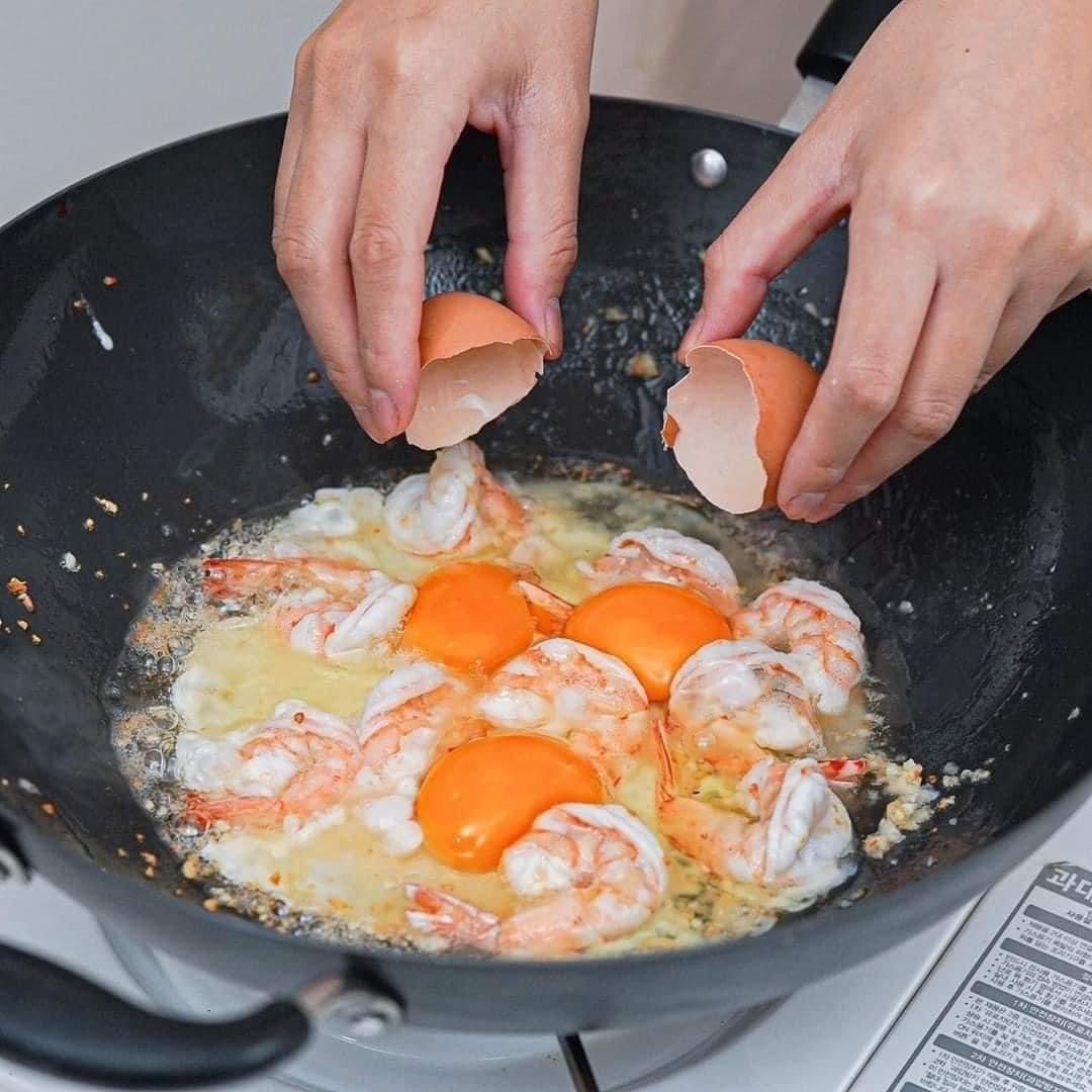 MalayFoodHunter's tweet photo. Resepi Nasi Goreng Udang😋

Bahan-bahan : 
Bawang putih
udang
3 biji telur
nasi
Blackpepper
Bawang (pilihan)
Garam sedikit sahaja mengikut citarasa korang.

Selamat Mencuba!😘 https://t.co/9U1uwNfEGZ