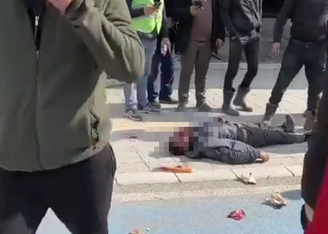 caddetvtr's tweet photo. 🔴YAĞMACILAR LİNÇ EDİLEREK  ÖLDÜRÜLDÜ!

Deprem bölgelerinde yağmacılar ve hırsızlara yapılan işkence görüntülerinden sonra Kahramanmaraş'tan gelen kan donduran görüntüler tepkilere neden oldu.

(Video hassas içerik olduğu için yayınlamıyoruz)

#depremsondakika 
#YAGMACILAR https://t.co/i5sCFk1Tgo