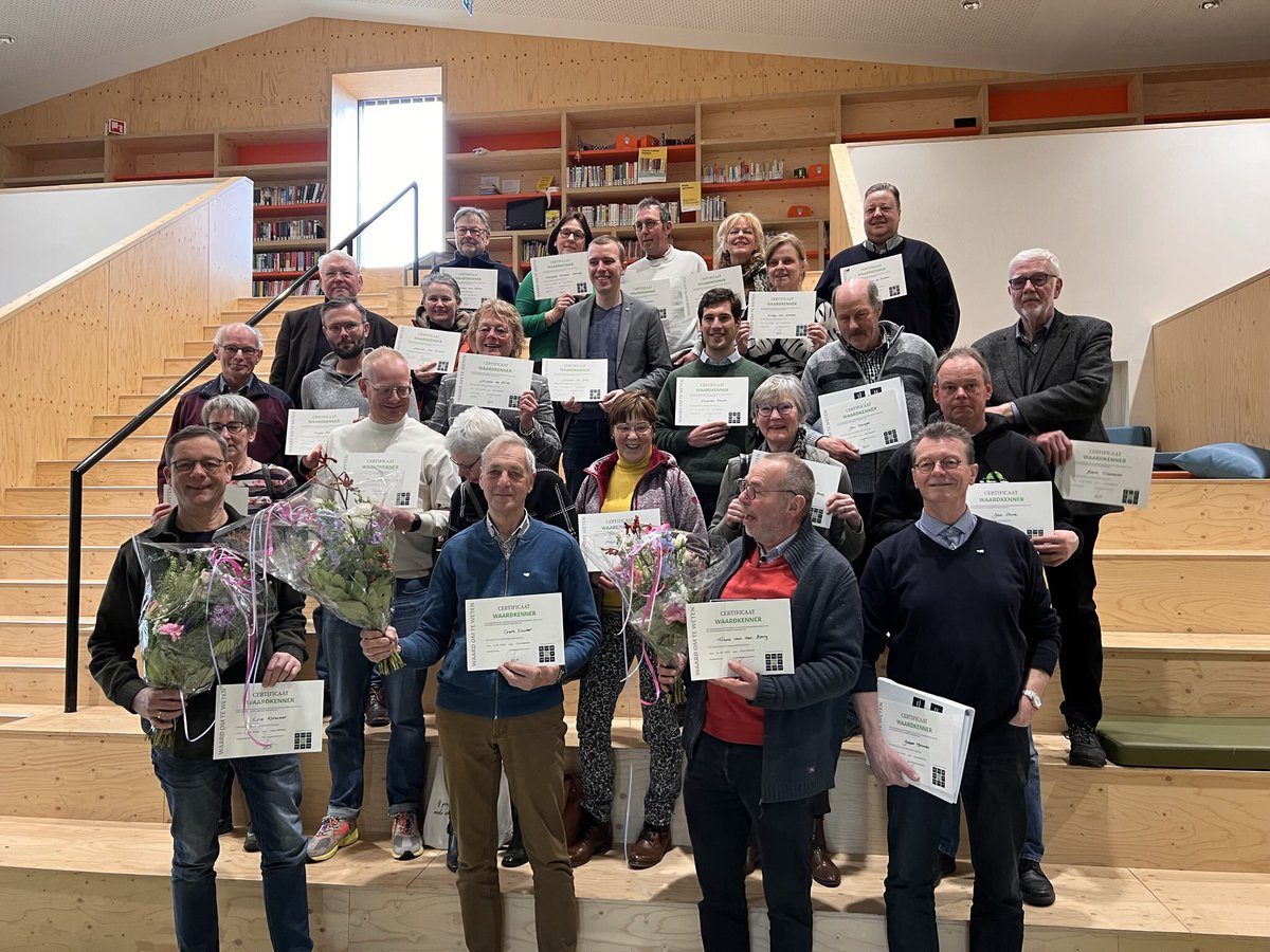 annemarlin's tweet photo. Gisteren was de afsluiting  van de cursus Waard om te Weten.
Op de foto’s: de geslaagden, zij mogen zich nu Waardkenner noemen, en de examencommissie.
Najaar 2023 hopen we van start te gaan met editie 4. Meer info en voorinschrijven via https://t.co/8J0kONacPJ. https://t.co/2XVdKcGYLM