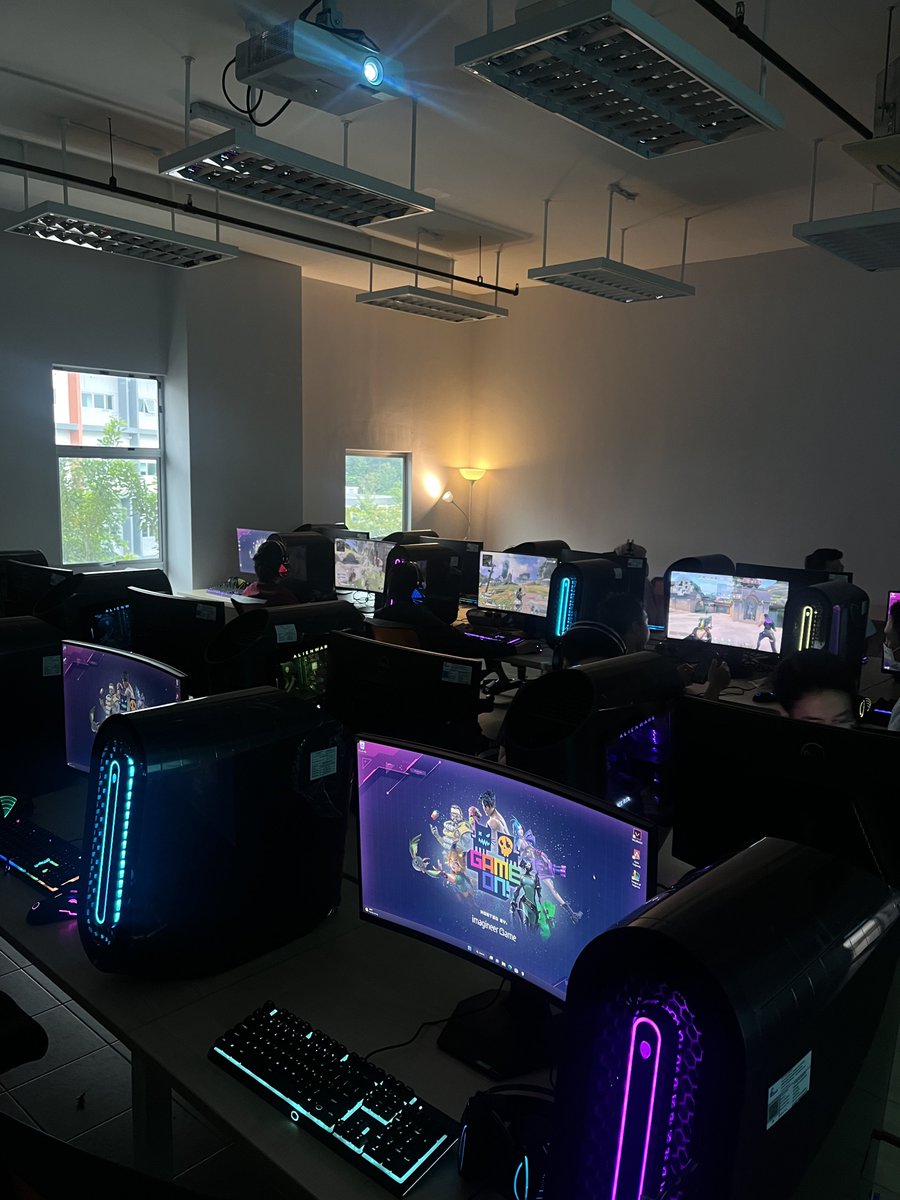 meetunclejohn's tweet photo. Kolej Seni Kreatif UiTM Puncak Alam ada open satu course baru lama dah mungkin around 1,2 tahun dah. course Creative Game Design. UiTM siap sediakan PC &amp; Spec yang tiptop untuk diorang buat game &amp; main game. zaman aku study dulu tkde course ni. https://t.co/G0RryZpG9U