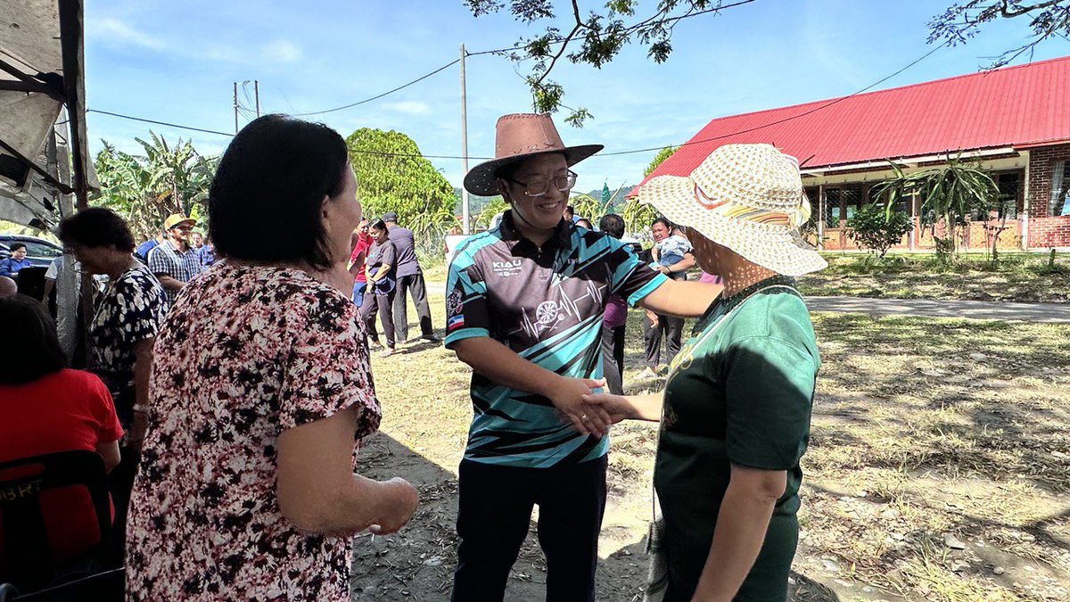 Seterusnya sempurnakan upacara pecah tanah tapak pembangunan eko-pelancongan Kg Ratau, Kadamaian. Saya telah cadang agar mereka tubuhkan Koperasi Pelancongan. Turut sampaikan sumbangan kpd Kelab Belia, persekutuan wanita & gereja SIB Kg Ratau. 
#TerusKerjaKeras
#TerusCemerlang