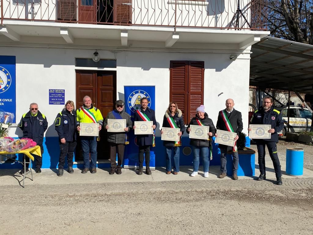 PCProvAL's tweet photo. Si è svolta stamattina nel cortile della sede della Organizzazione Europea Vgili del Fuoco Volontari di #ProtezioneCivile di #Valenza la cerimonia per i 25 anni di fondazione. https://t.co/M3uOneEtJV
