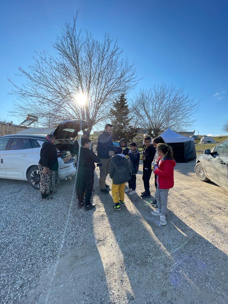 TMaarifVakfi's tweet photo. Vakfımız deprem bölgesindeki vatandaşlarımıza yardım ulaştırmaya devam ediyor. 

Aşevimiz ve doğrudan adreslere ulaştırdığımız yardımlarla depremzedelerin yanındayız. 🇹🇷 https://t.co/mMjMnH8CBK