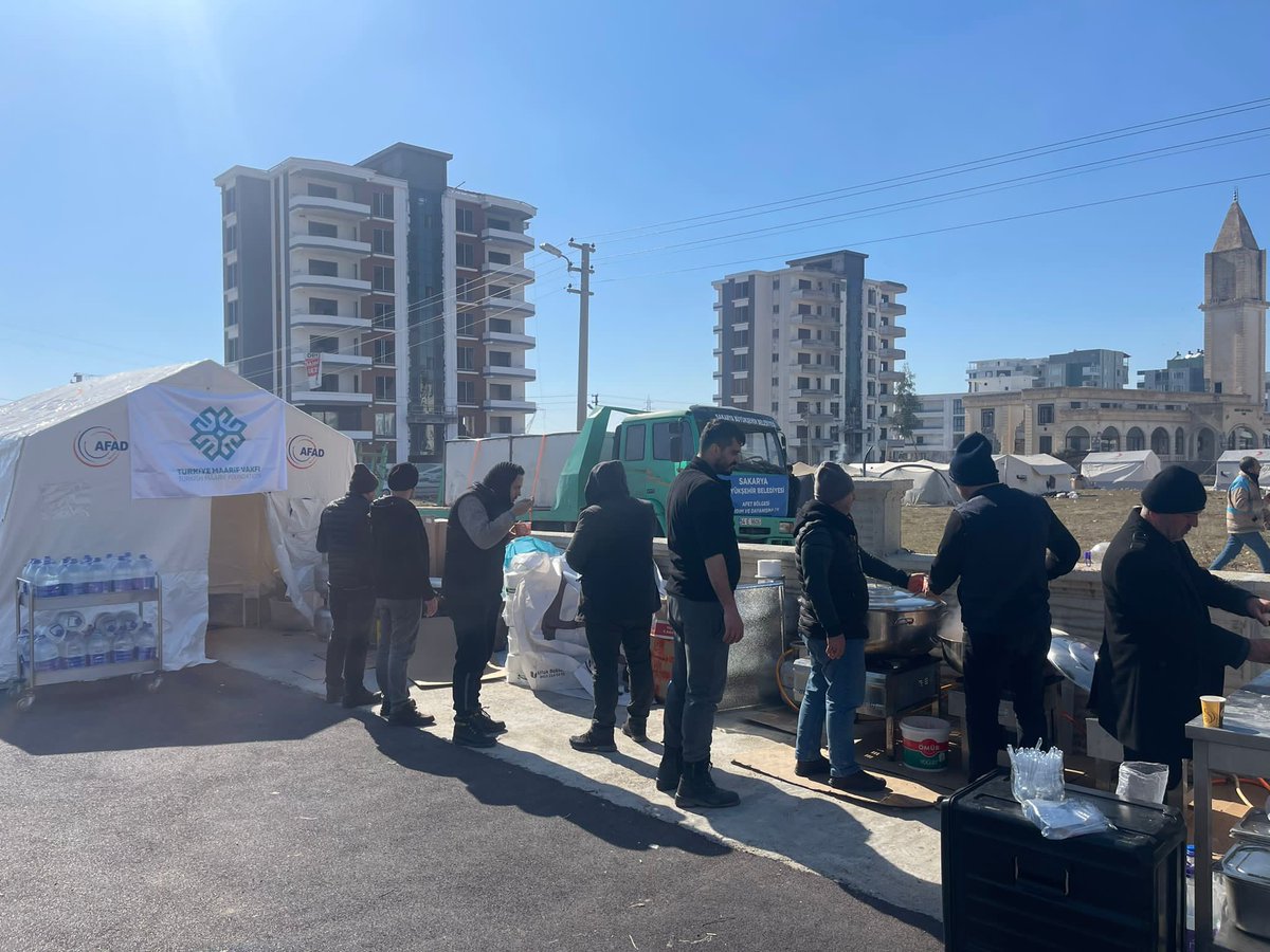 TMaarifVakfi's tweet photo. Vakfımız deprem bölgesindeki vatandaşlarımıza yardım ulaştırmaya devam ediyor. 

Aşevimiz ve doğrudan adreslere ulaştırdığımız yardımlarla depremzedelerin yanındayız. 🇹🇷 https://t.co/mMjMnH8CBK