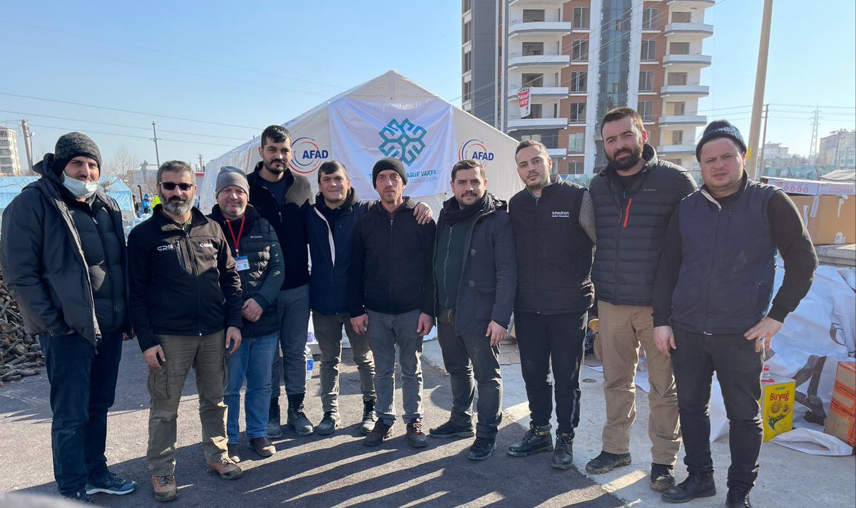 Vakfımız deprem bölgesindeki vatandaşlarımıza yardım ulaştırmaya devam ediyor. 

Aşevimiz ve doğrudan adreslere ulaştırdığımız yardımlarla depremzedelerin yanındayız. 🇹🇷