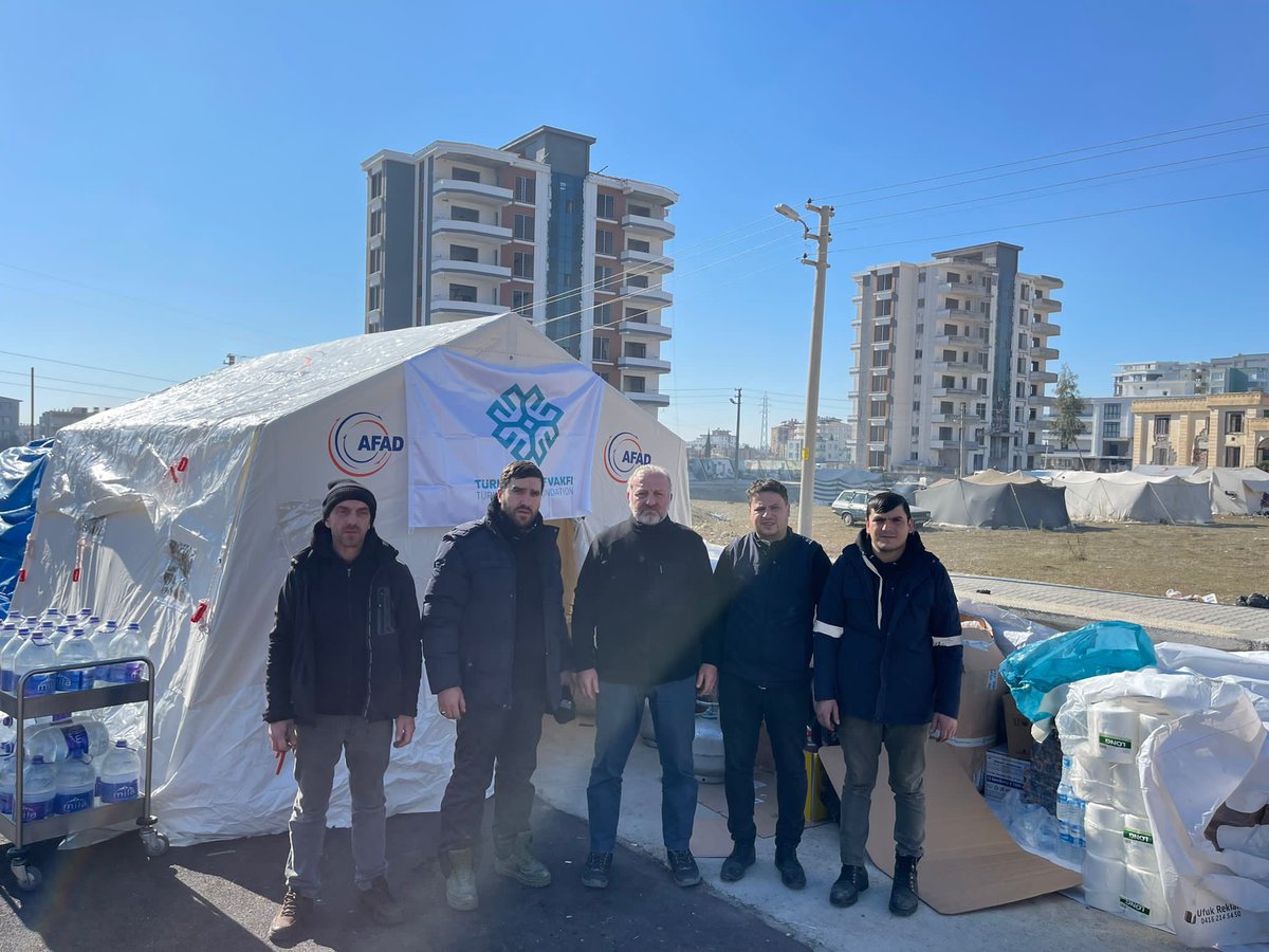 TMaarifVakfi's tweet photo. Vakfımız deprem bölgesindeki vatandaşlarımıza yardım ulaştırmaya devam ediyor. 

Aşevimiz ve doğrudan adreslere ulaştırdığımız yardımlarla depremzedelerin yanındayız. 🇹🇷 https://t.co/mMjMnH8CBK