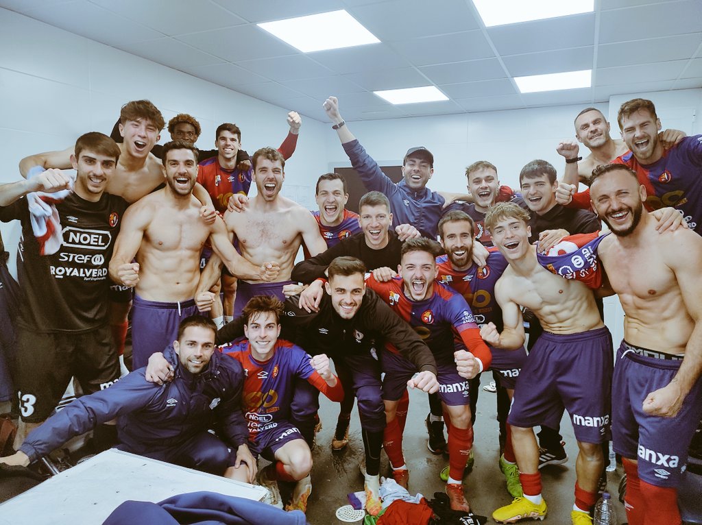 uriboix's tweet photo. 😍 Mireu aquesta gent. La meva gent. La gent que estimo. 106 dies patint en silenci. Hem tornat. I a Paterna, com no! https://t.co/YPy5bAbs89