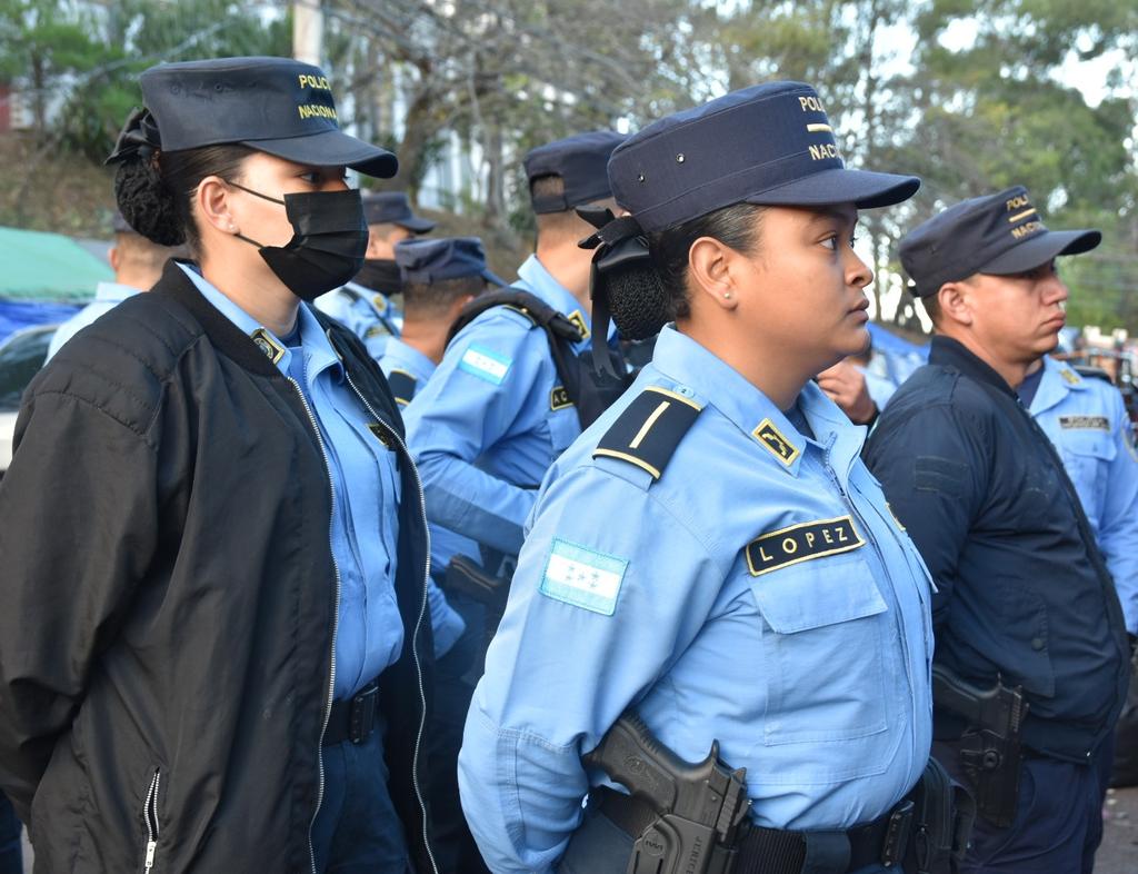 PoliciaHonduras's tweet photo. 🚨#OperacionesPoliciales👮🏻♂️🚔
Comprometidos con garantizar la seguridad ciudadana, la Policía Nacional continua efectuando operativos en el #AGAFAM en Tegucigalpa #FranciscoMorazán. https://t.co/TE3A8EdsvQ